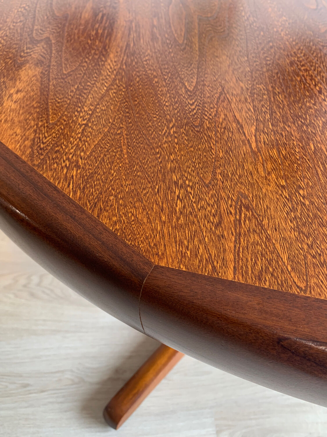 Vintage round table edited by Baumann