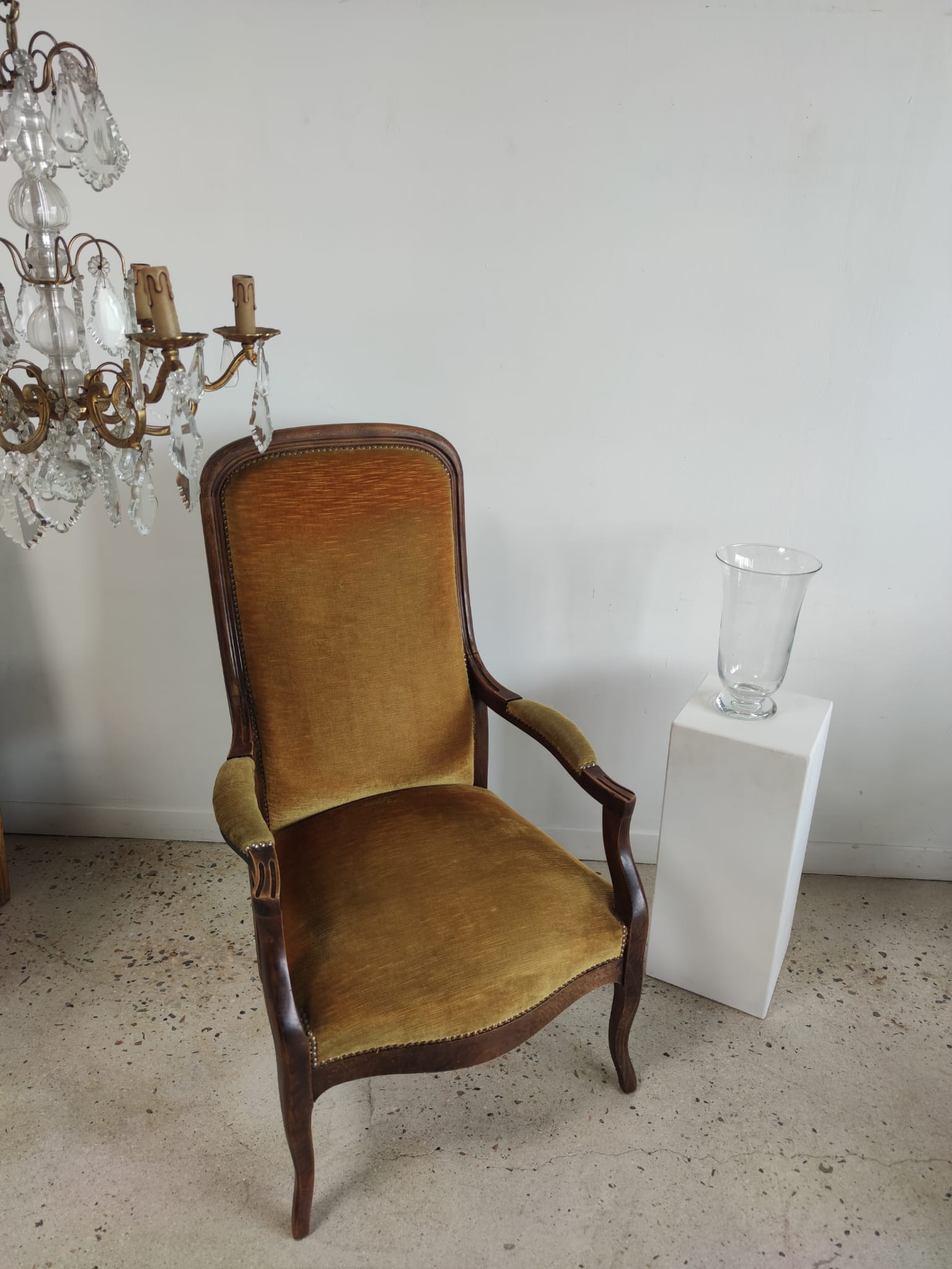 Fauteuil Voltaire garniture de velours jaune