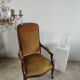 Fauteuil Voltaire garniture de velours jaune