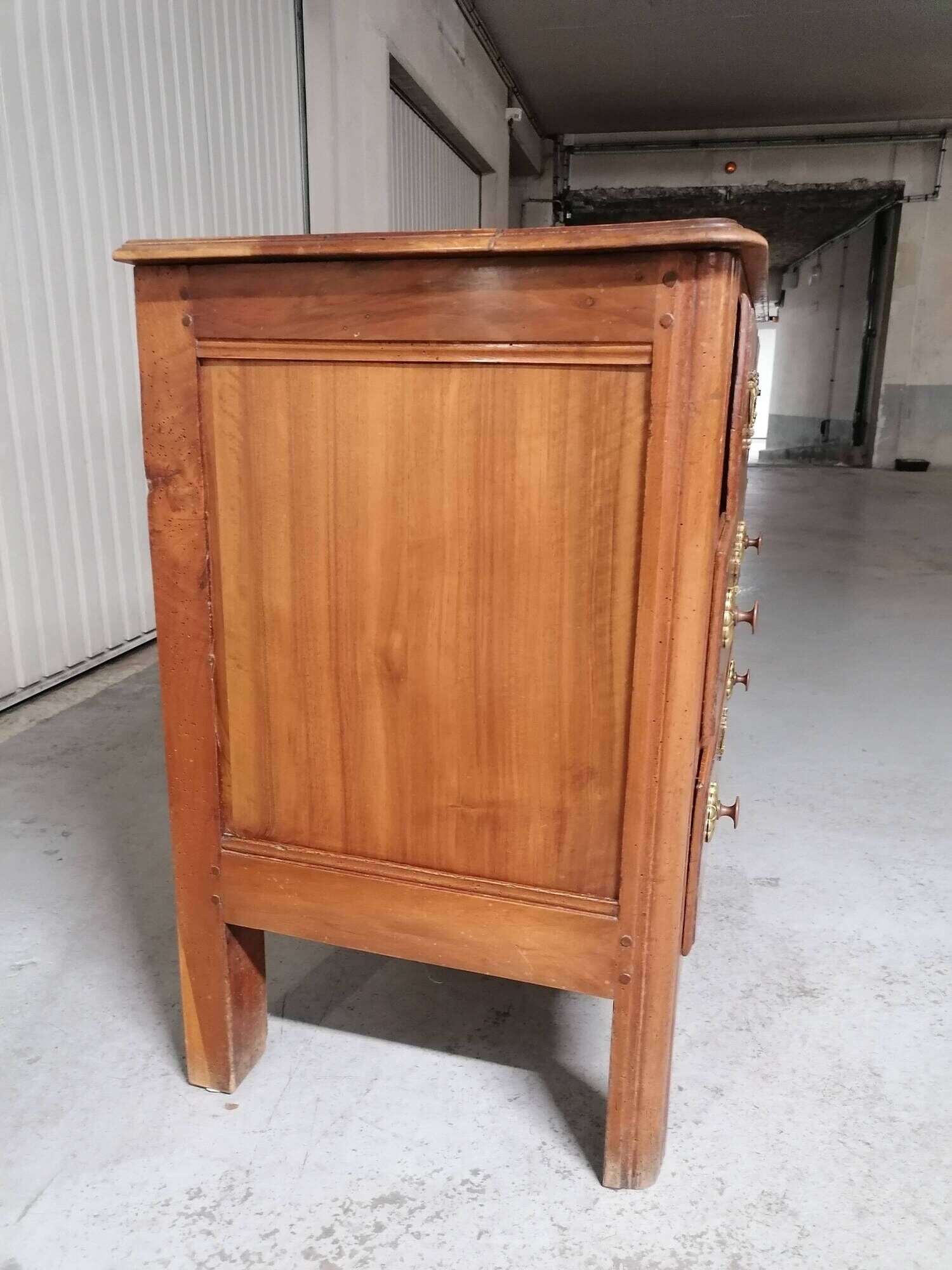 Small Parisian Louis XV chest of drawers in walnut/cherry – 18th century