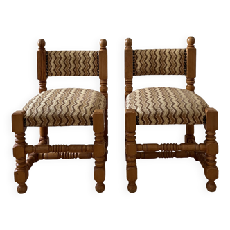 Paire de chaises en bois avec tissu chevrons