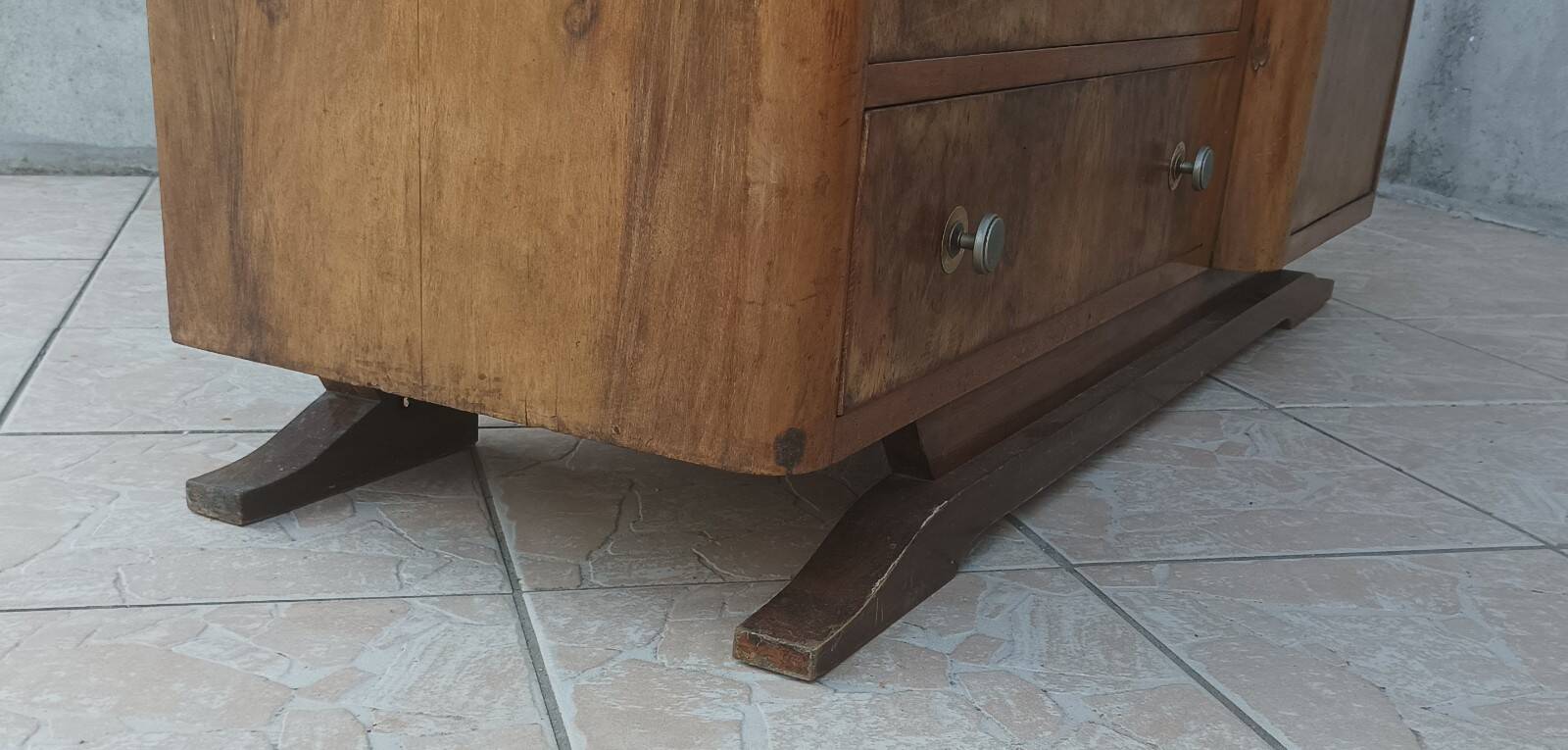 Art Deco buffet bar in walnut burl.