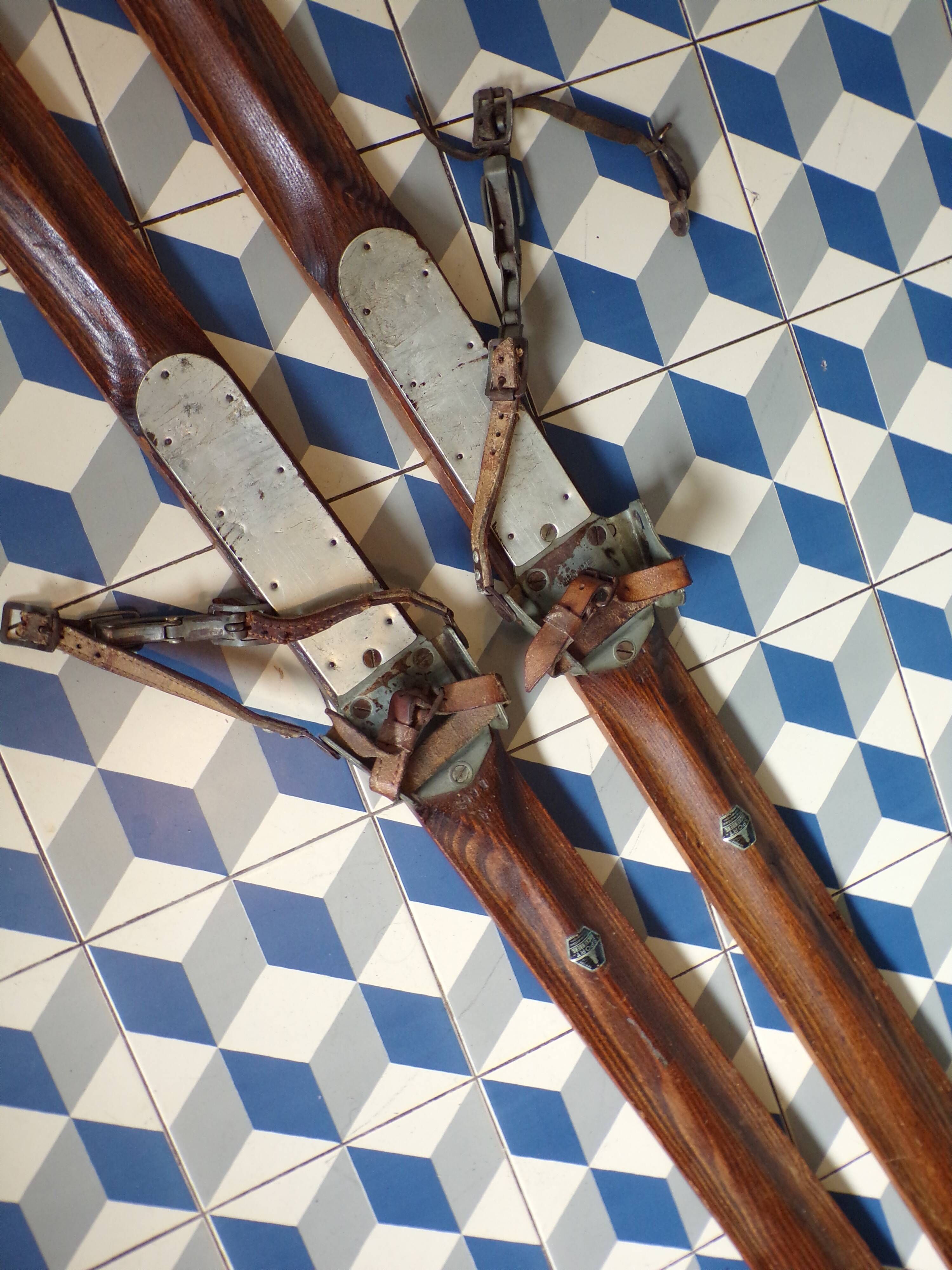 Paire skis anciens en bois 198cm