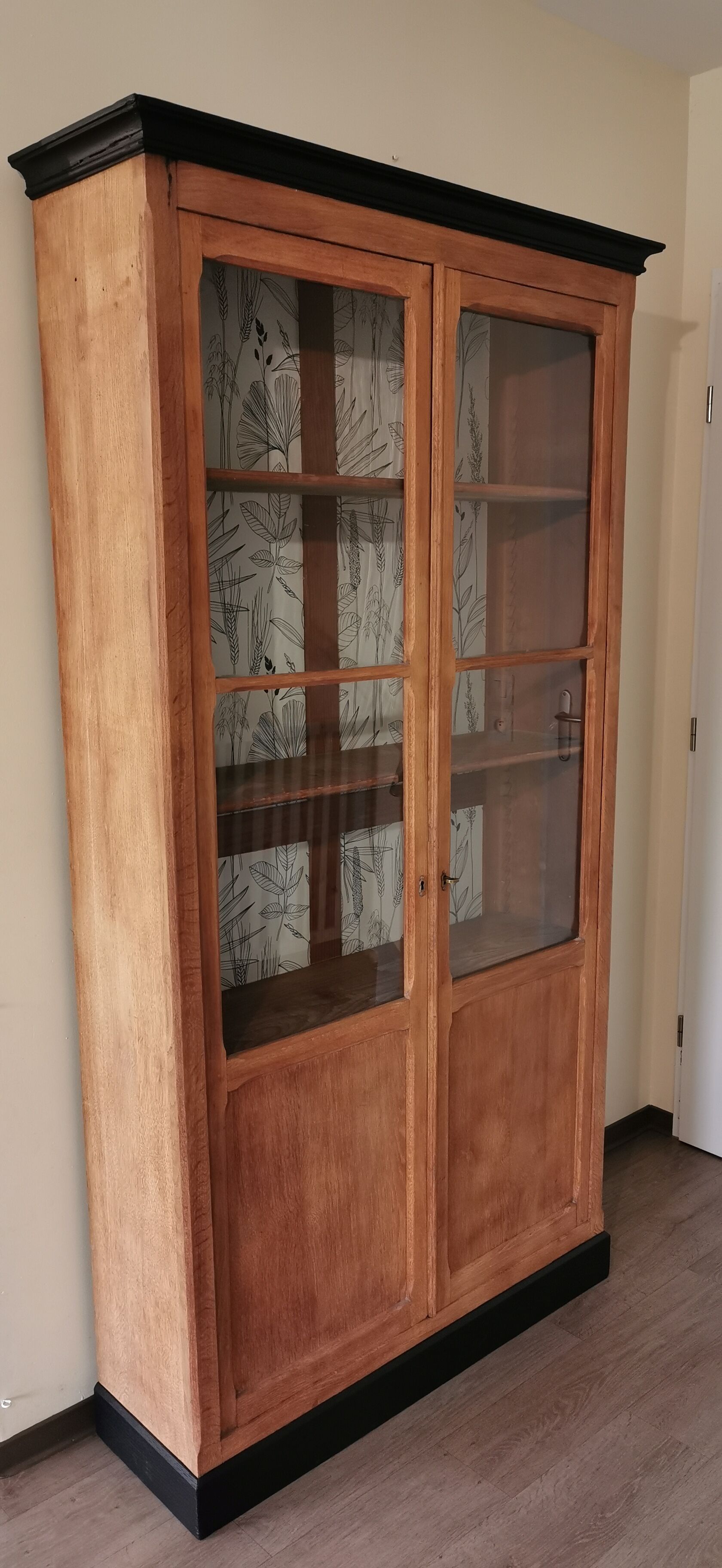 Oak cupboard showcase