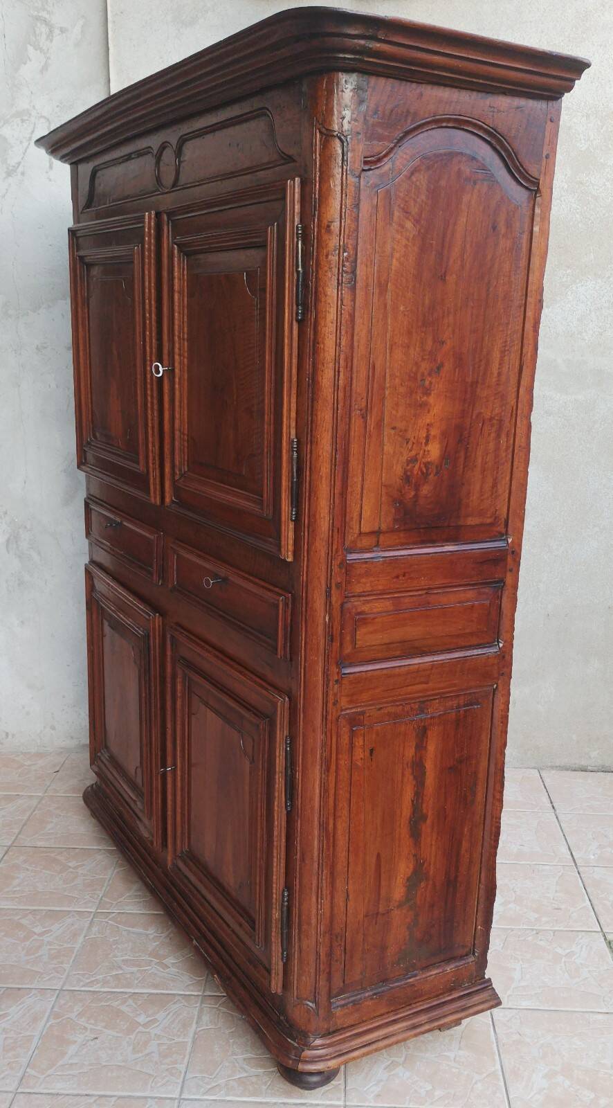 Louis XIV walnut buffet with 4 doors from the 18th century.