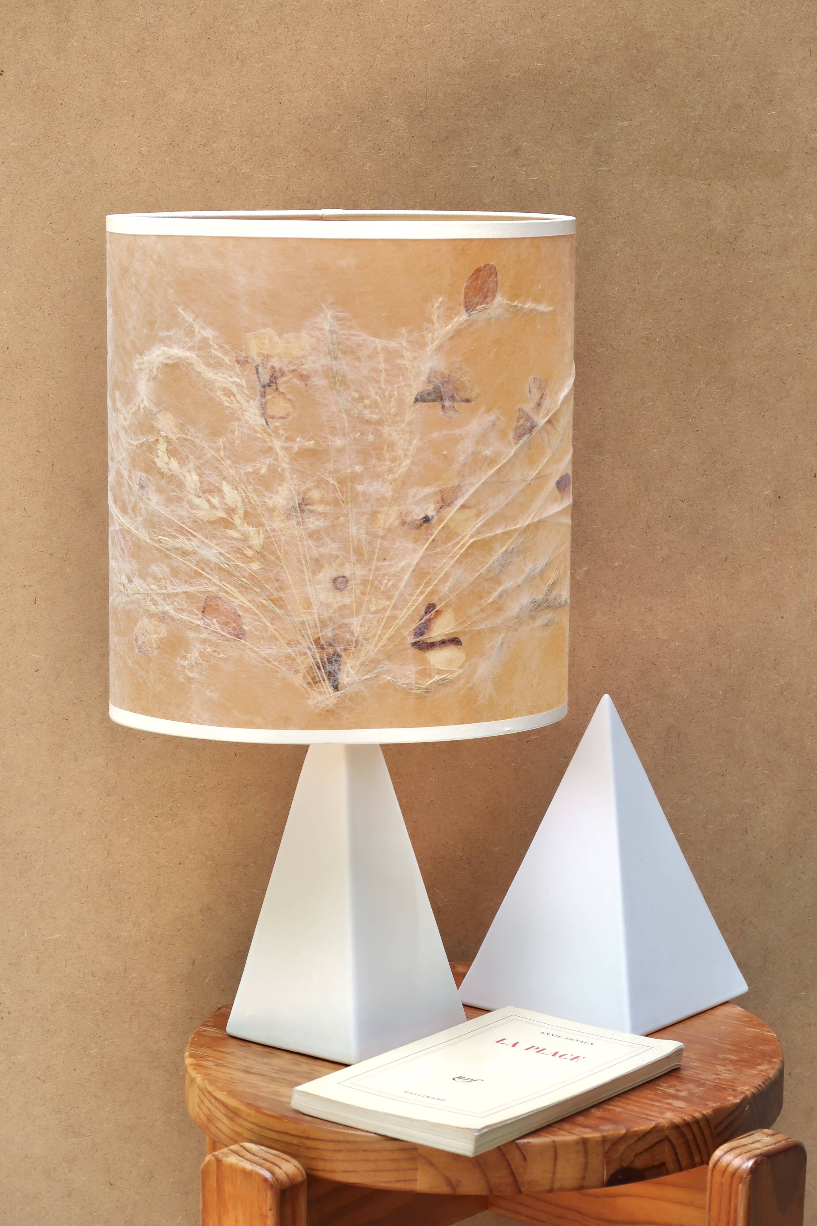 Lampe pyramide en céramique blanche, années 80
