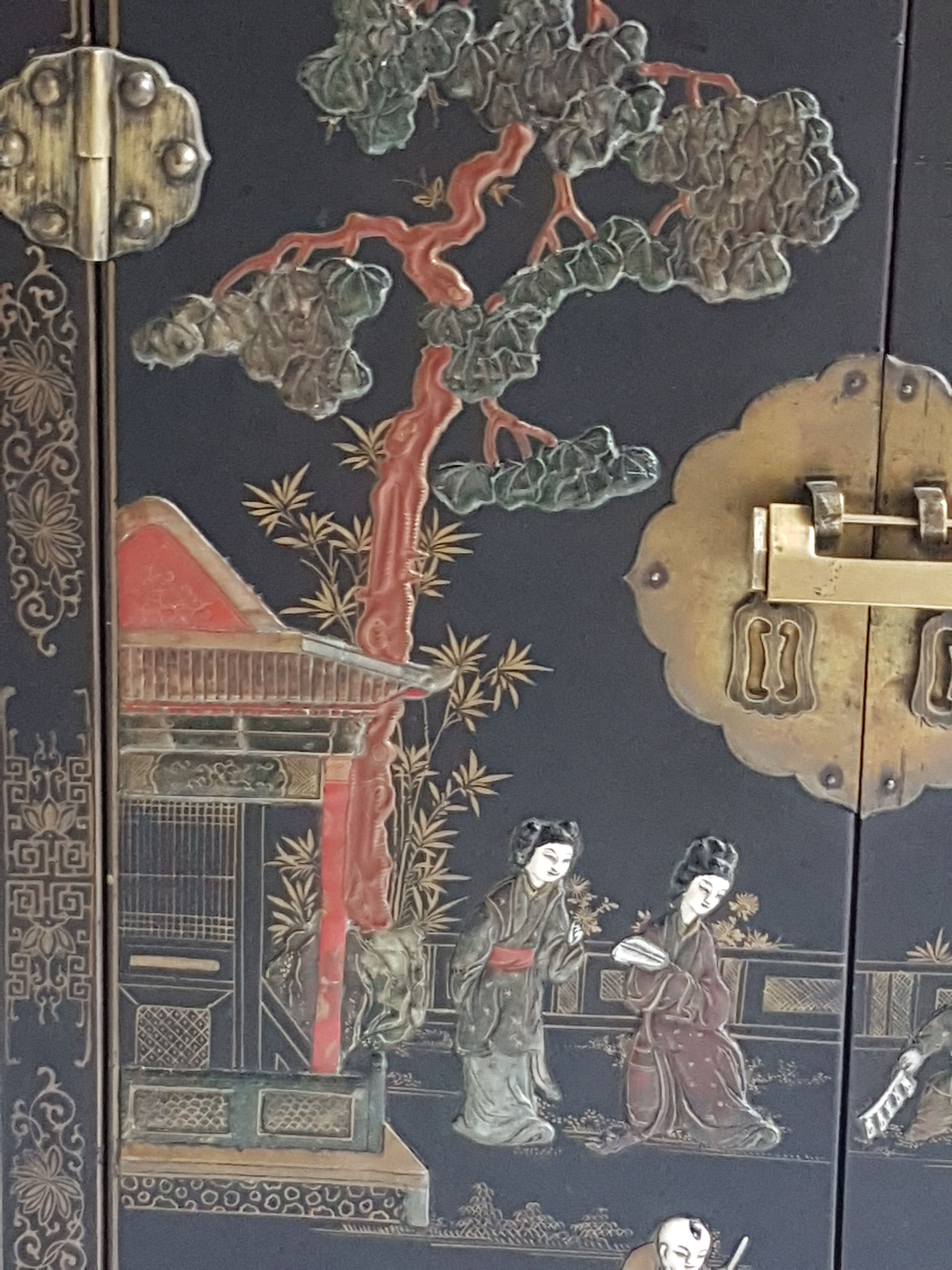 Chinese Bahut in 2-door laque