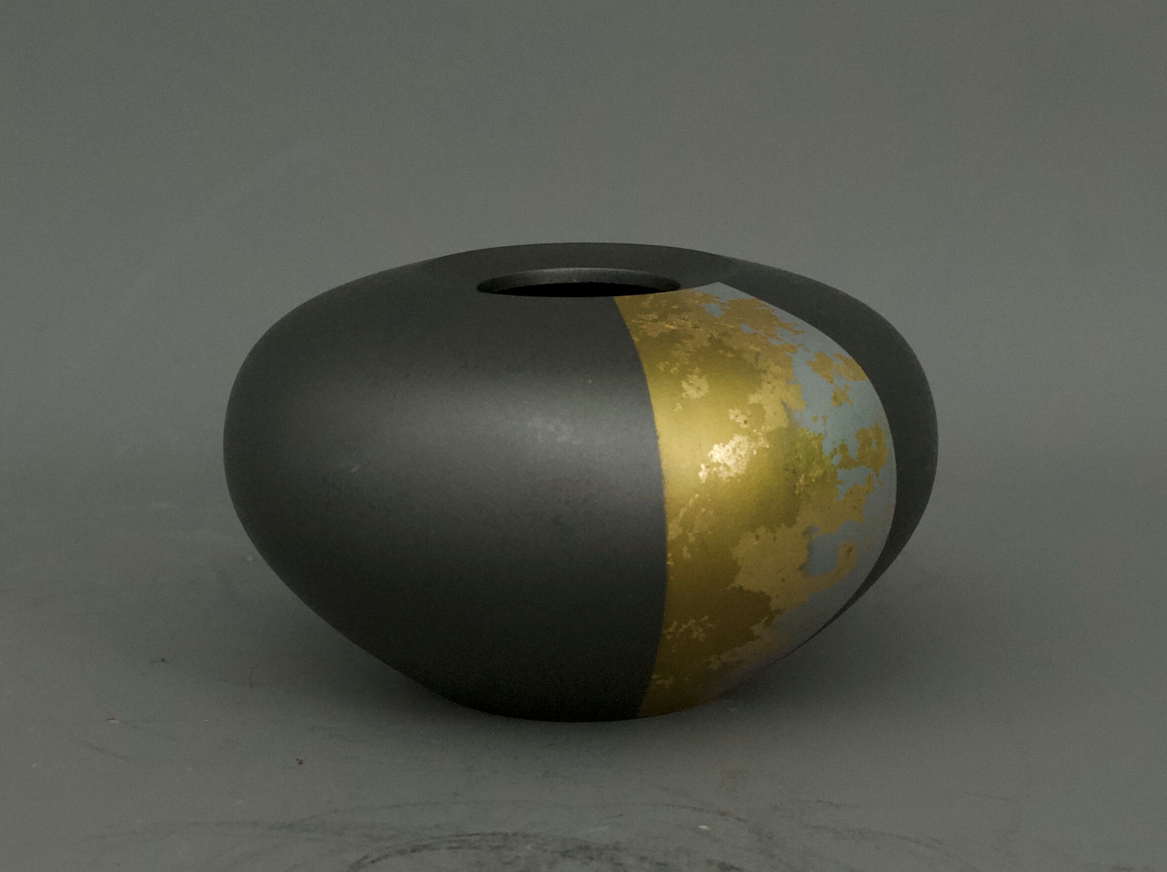 Japanese vase in copper and gold leaf