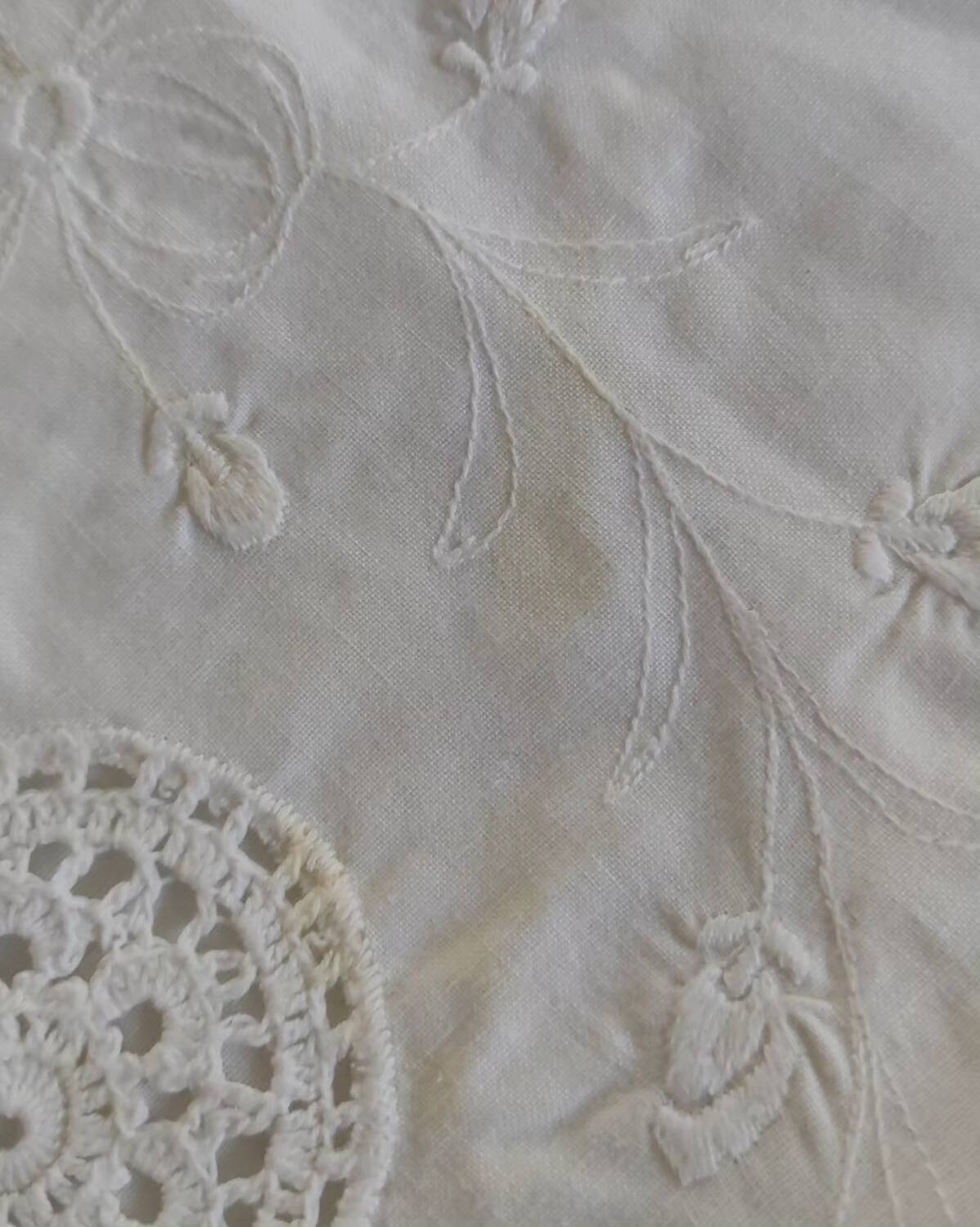 Old tablecloth and 12 napkins, table linen