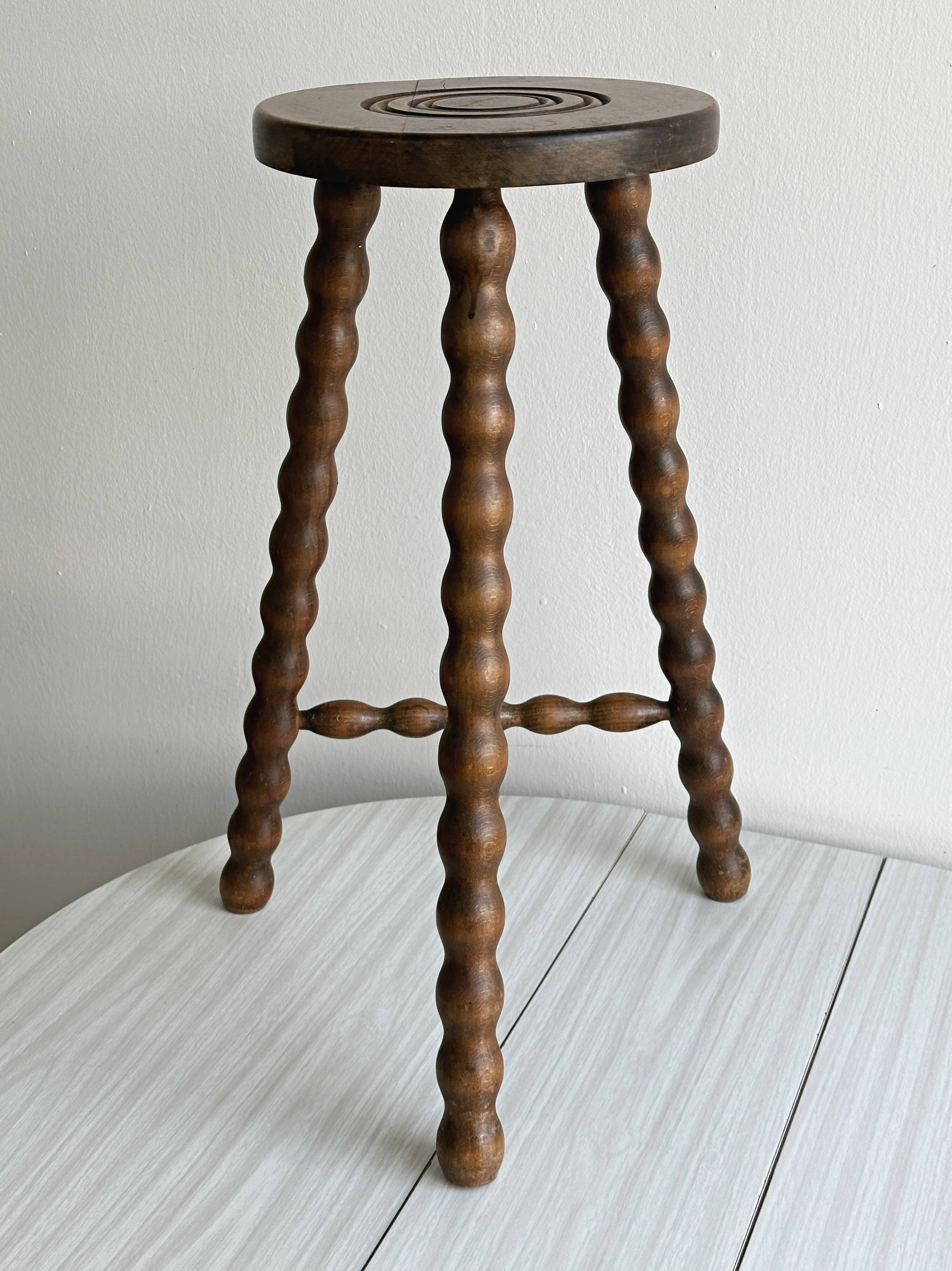 Tabouret tripode ancien en bois torsadé
