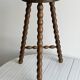 Tabouret tripode ancien en bois torsadé