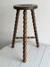 Tabouret tripode ancien en bois torsadé