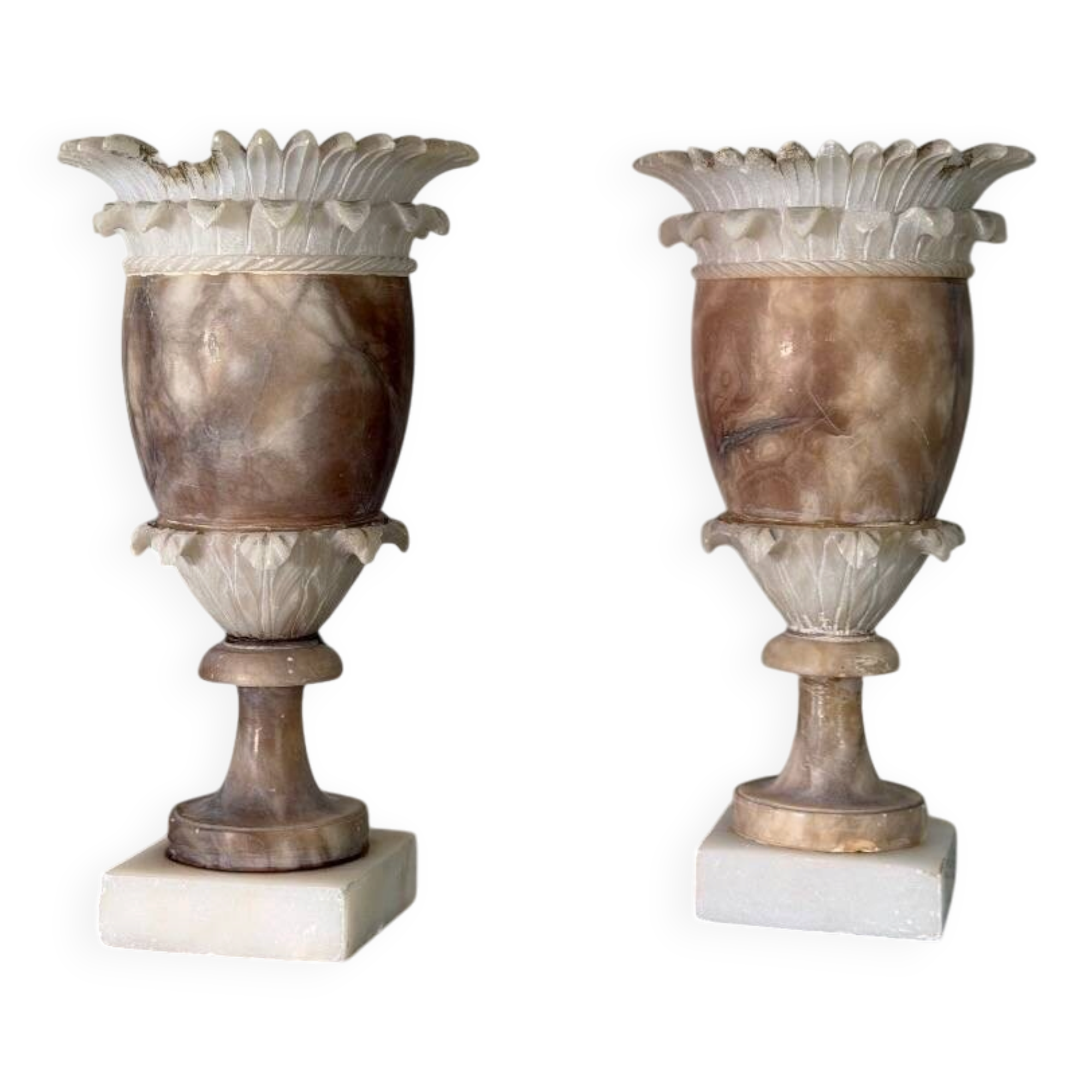 Paire de vases en albâtre bicolore, vers 1900, manques sur la collerette