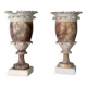 Paire de vases en albâtre bicolore, vers 1900, manques sur la collerette