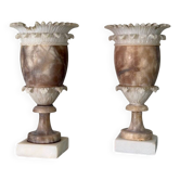 Paire de vases en albâtre bicolore, vers 1900, manques sur la collerette