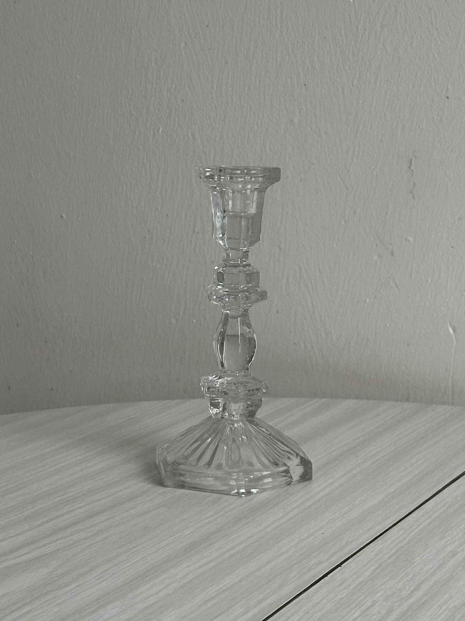 bougeoir en verre taillé transparent