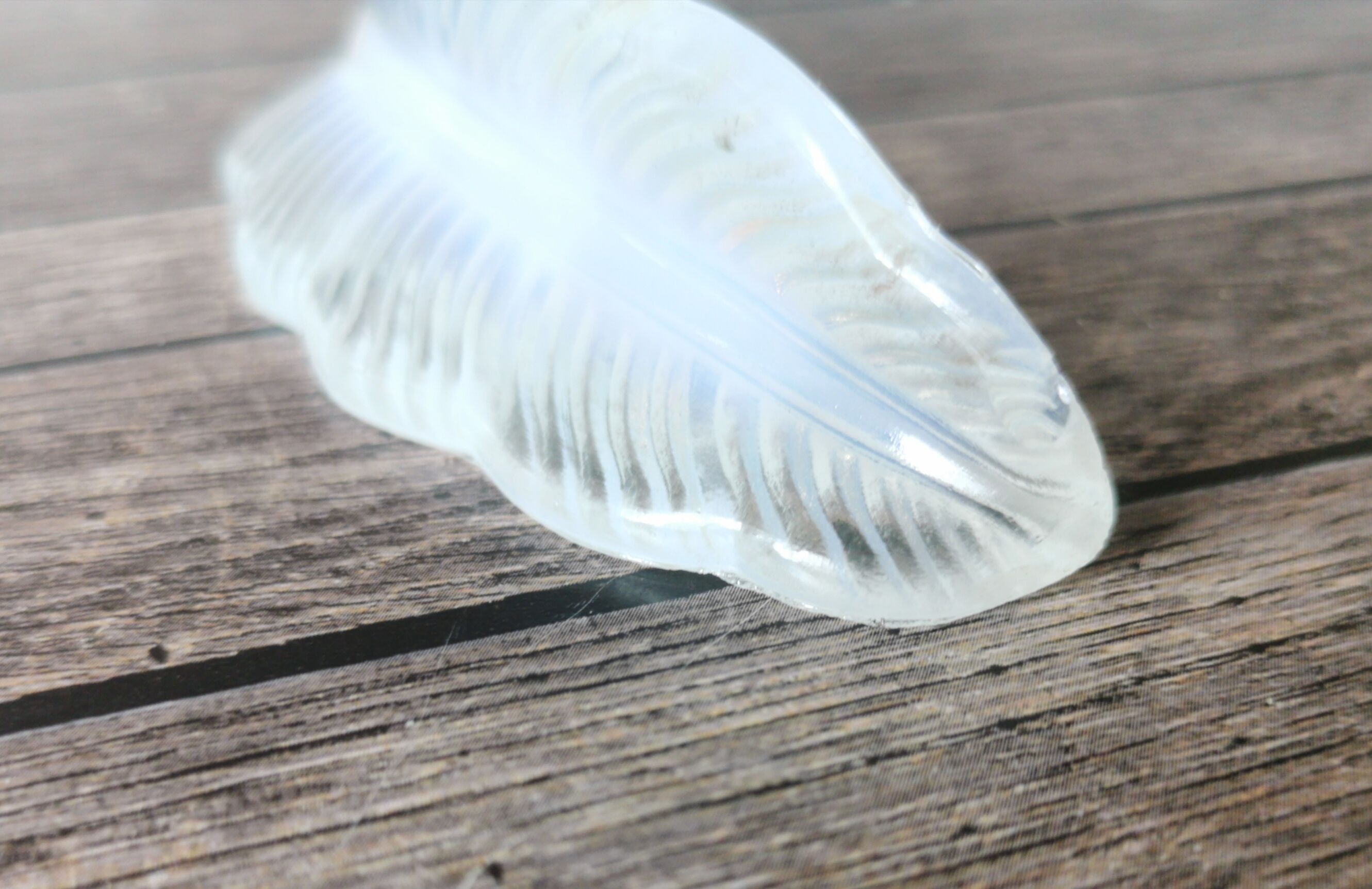 Opalescent glass leaf knife holder