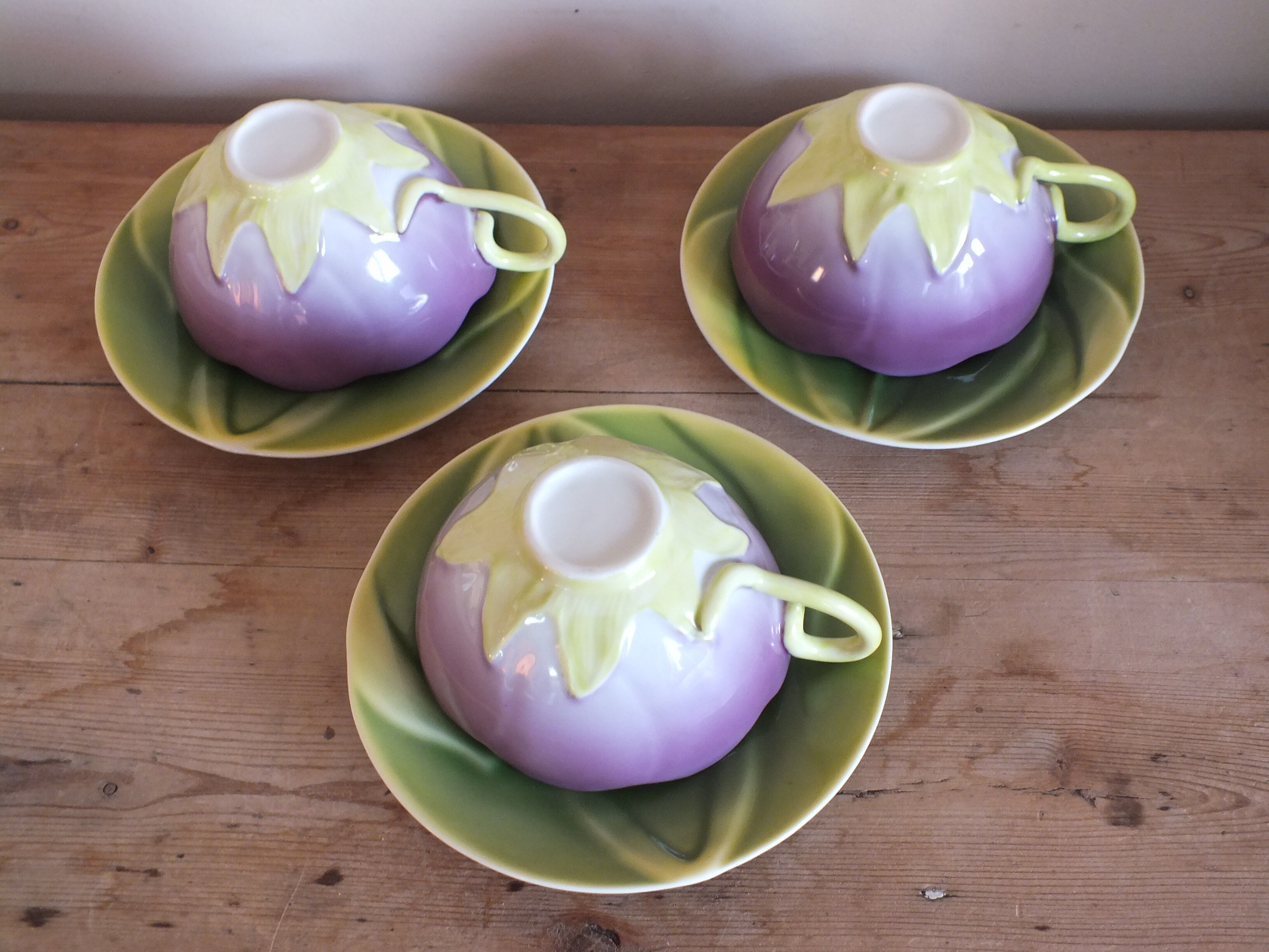 3 purple cups, porcelain flowers Geneviève Lethu