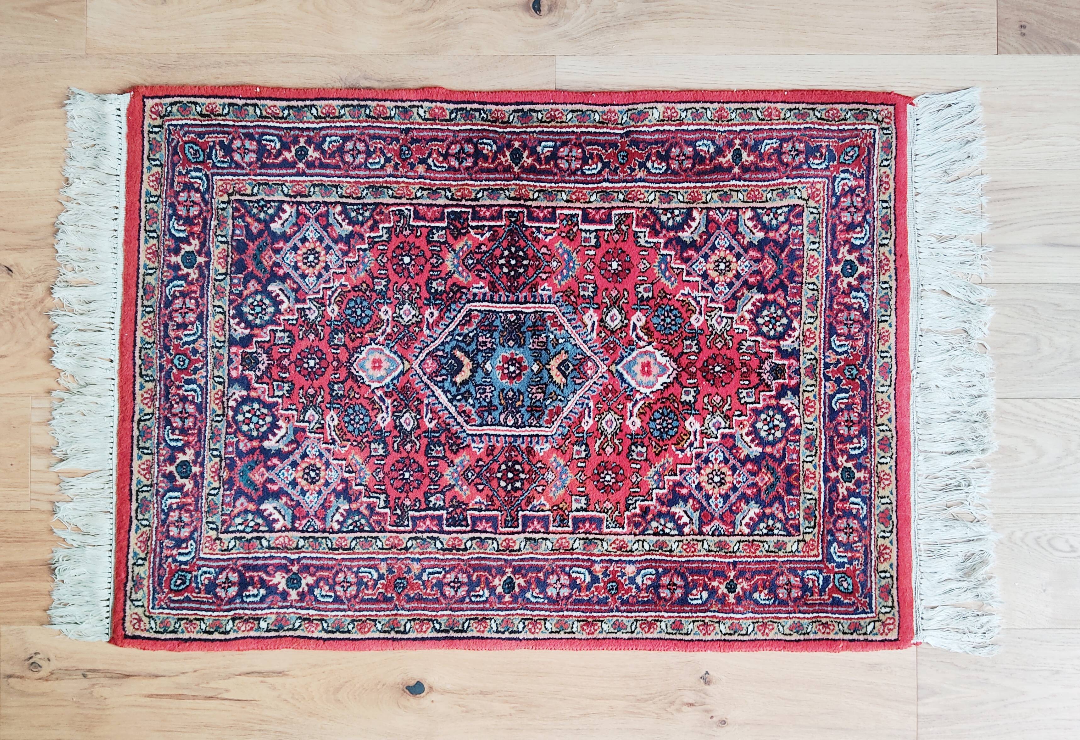 oriental carpet 104 x 73 cm