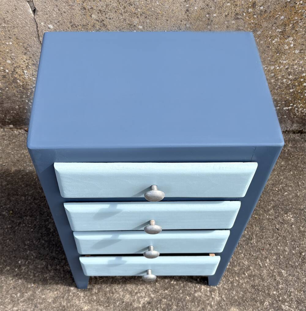 Commode vintage 4 tiroirs bleu pastel – esprit bord de mer chic & joyeux