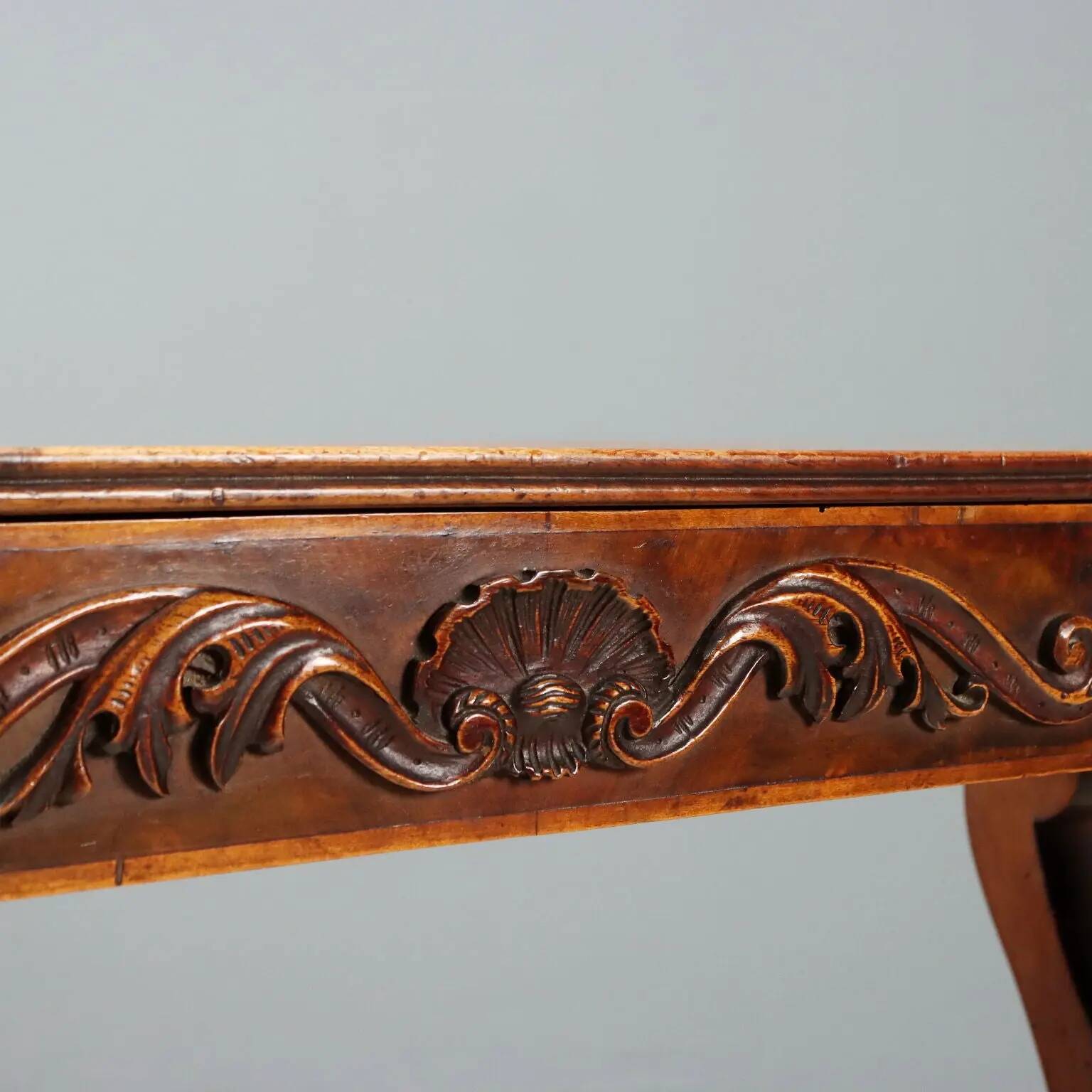 Petite table ancienne en noyer sculpté, Italie, milieu XIXe siècle
