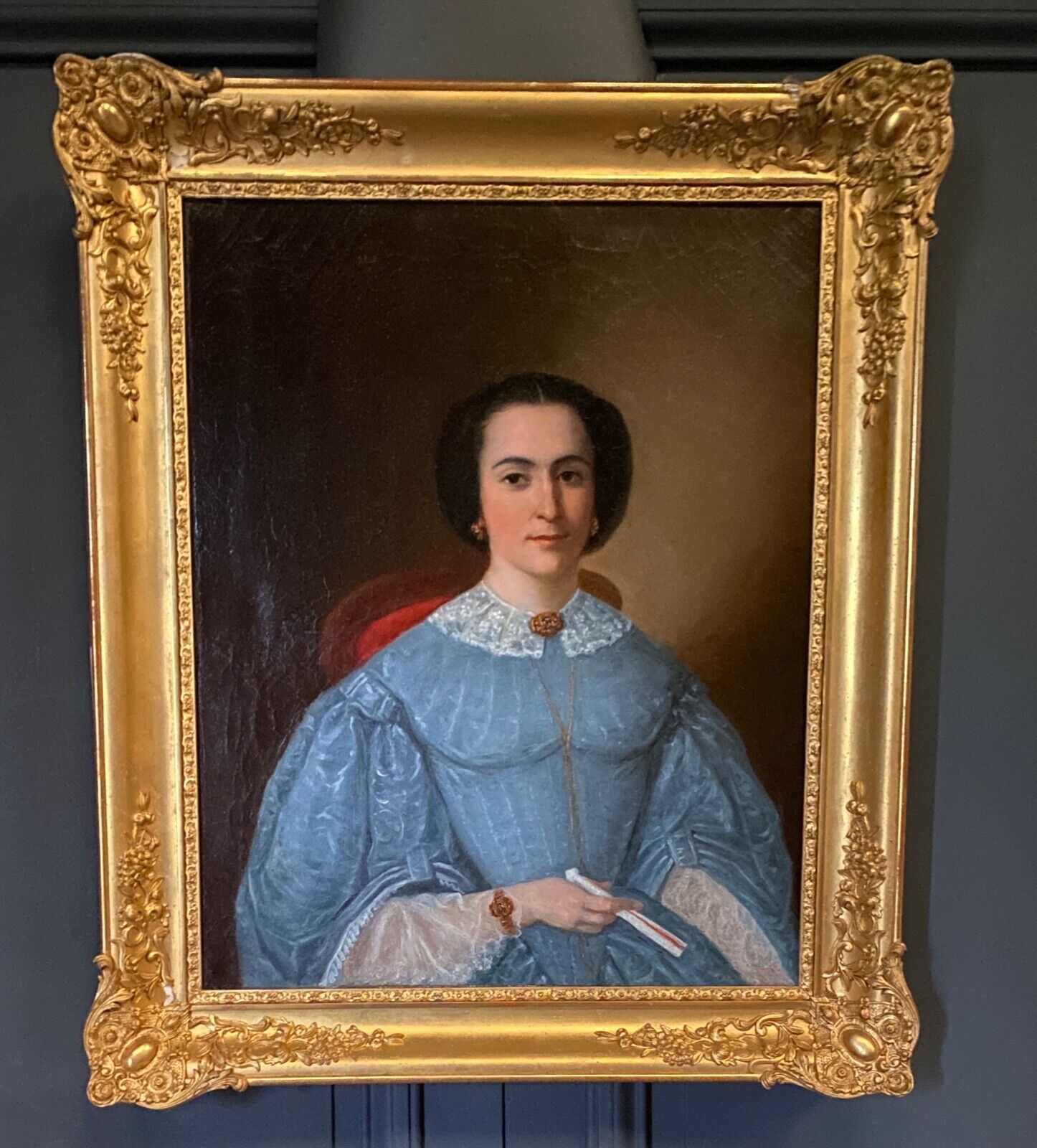 Huile sur toile Portrait de femme en robe bleue et éventail Milieu XIXe