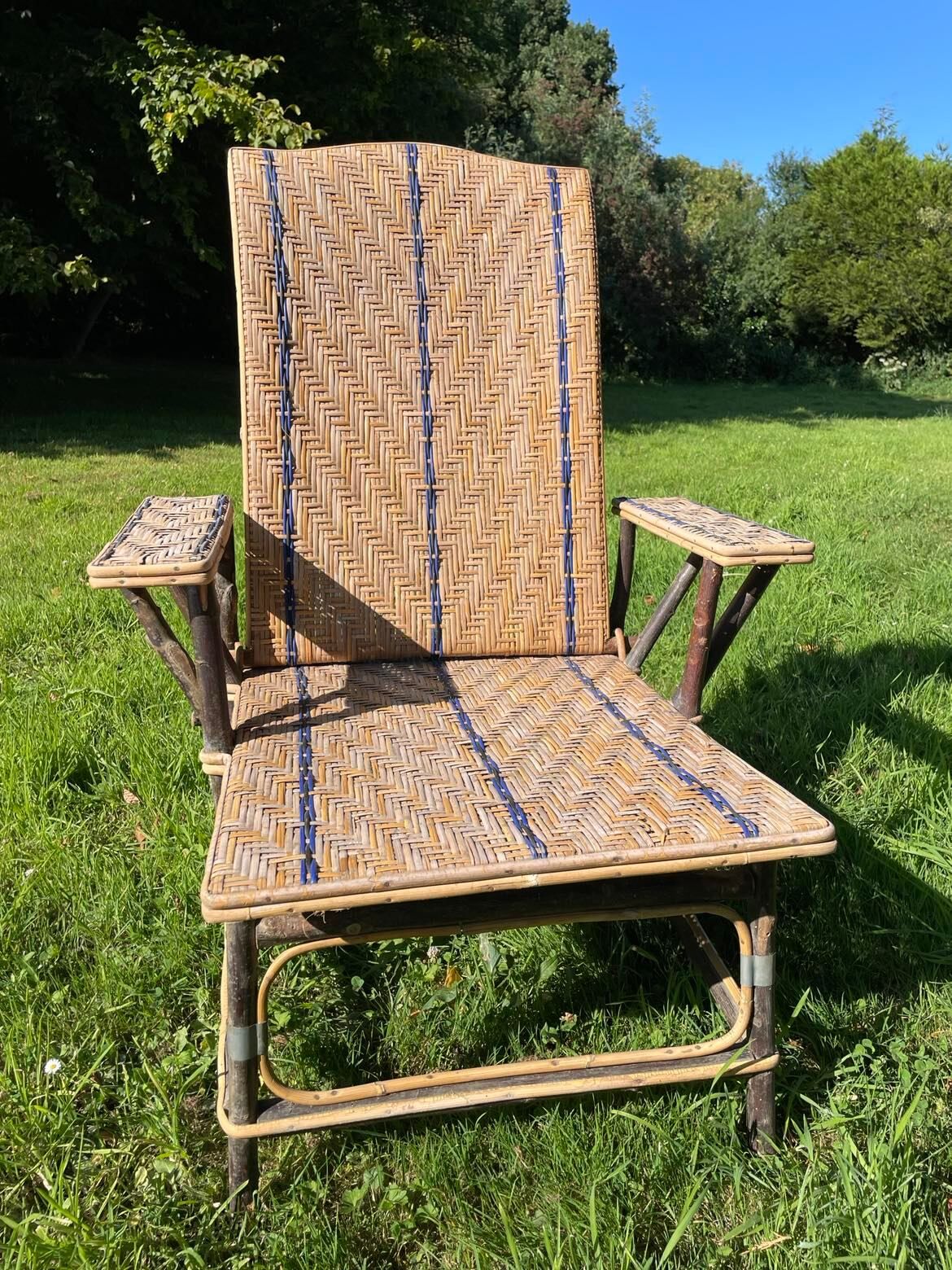 Braided wicker chaise longue, rattan and chestnut