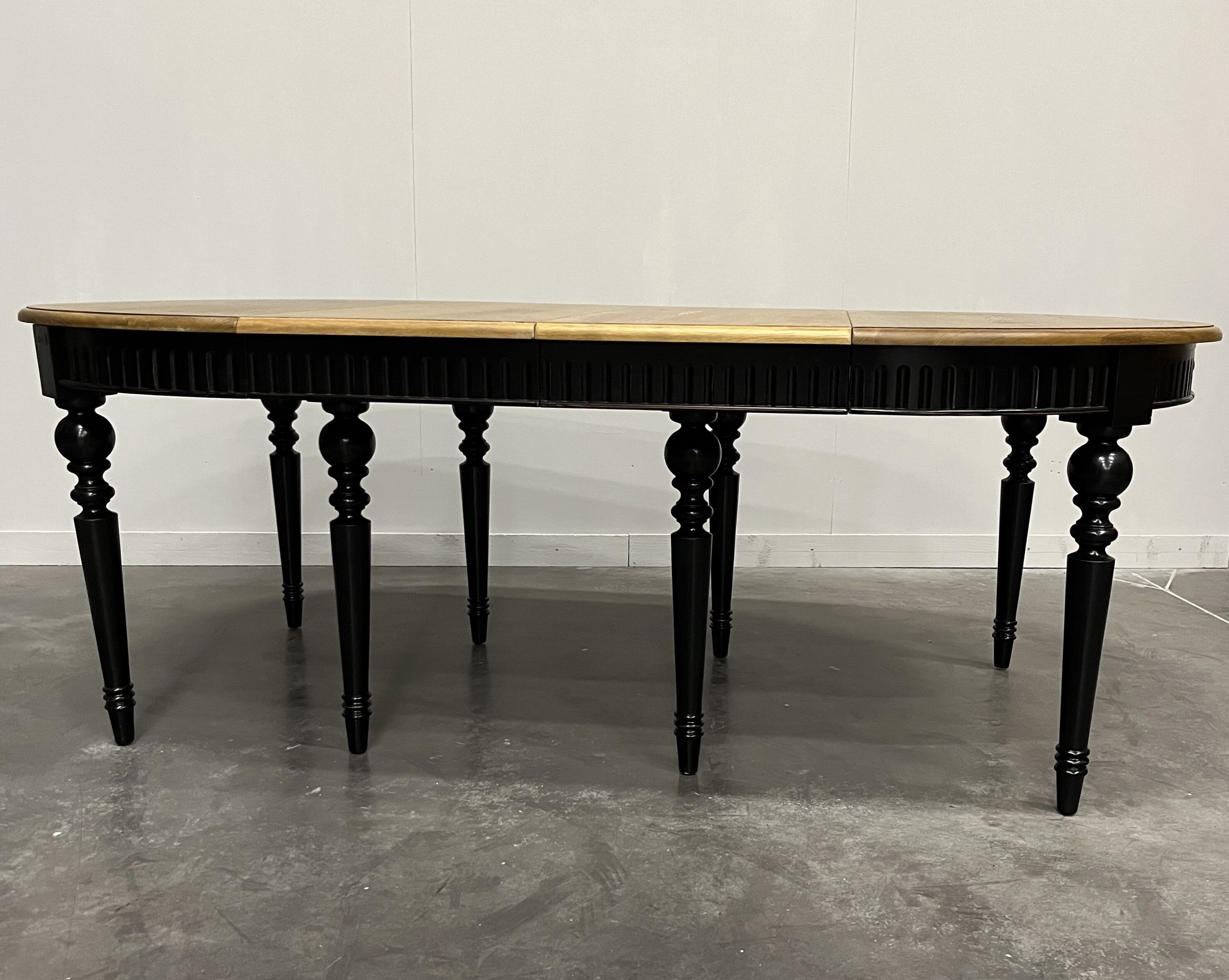 Elegant extendable oak table and black legs, 6/16 covers
