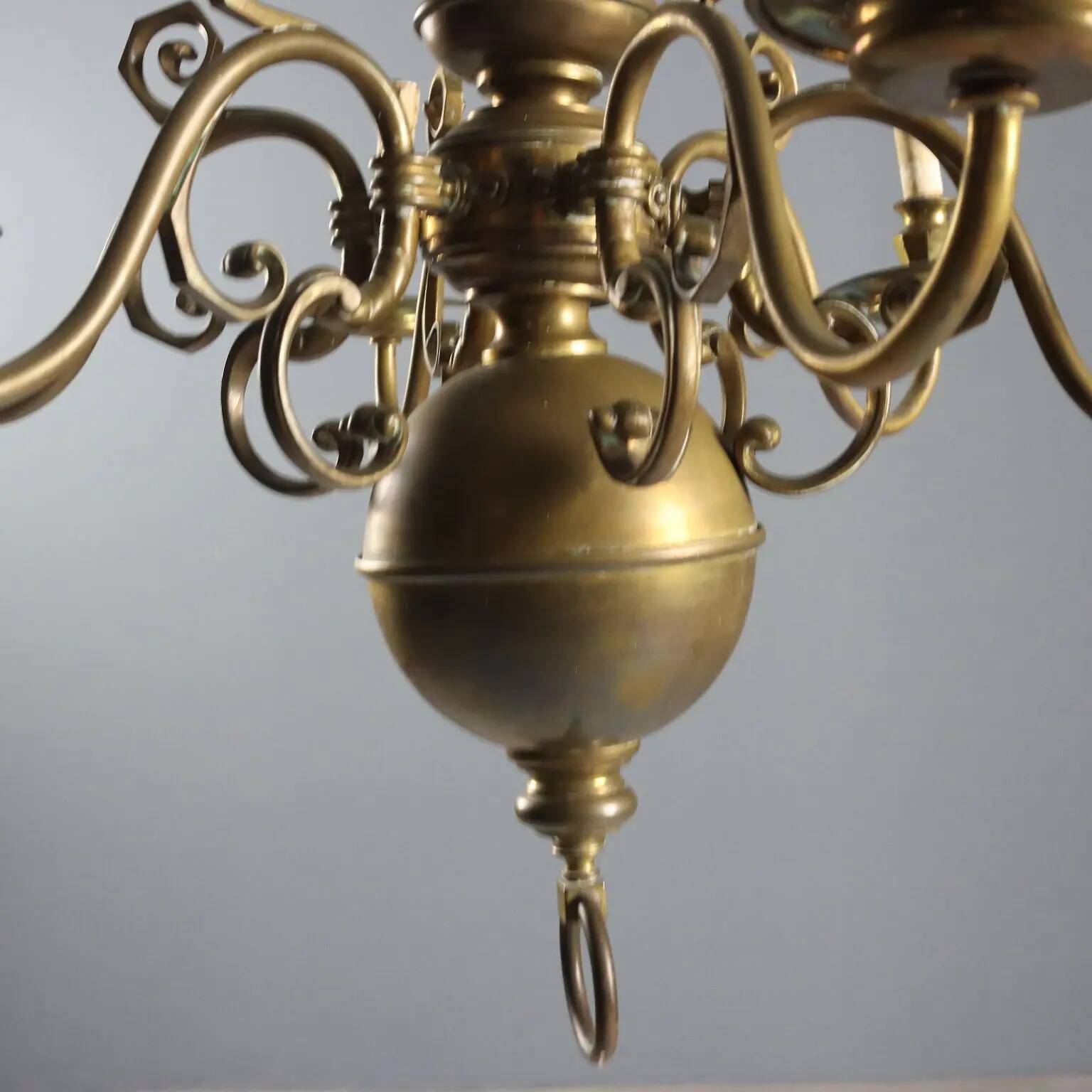 Lustre ancien en bronze à décorations, Pays-Bas, XXe siècle