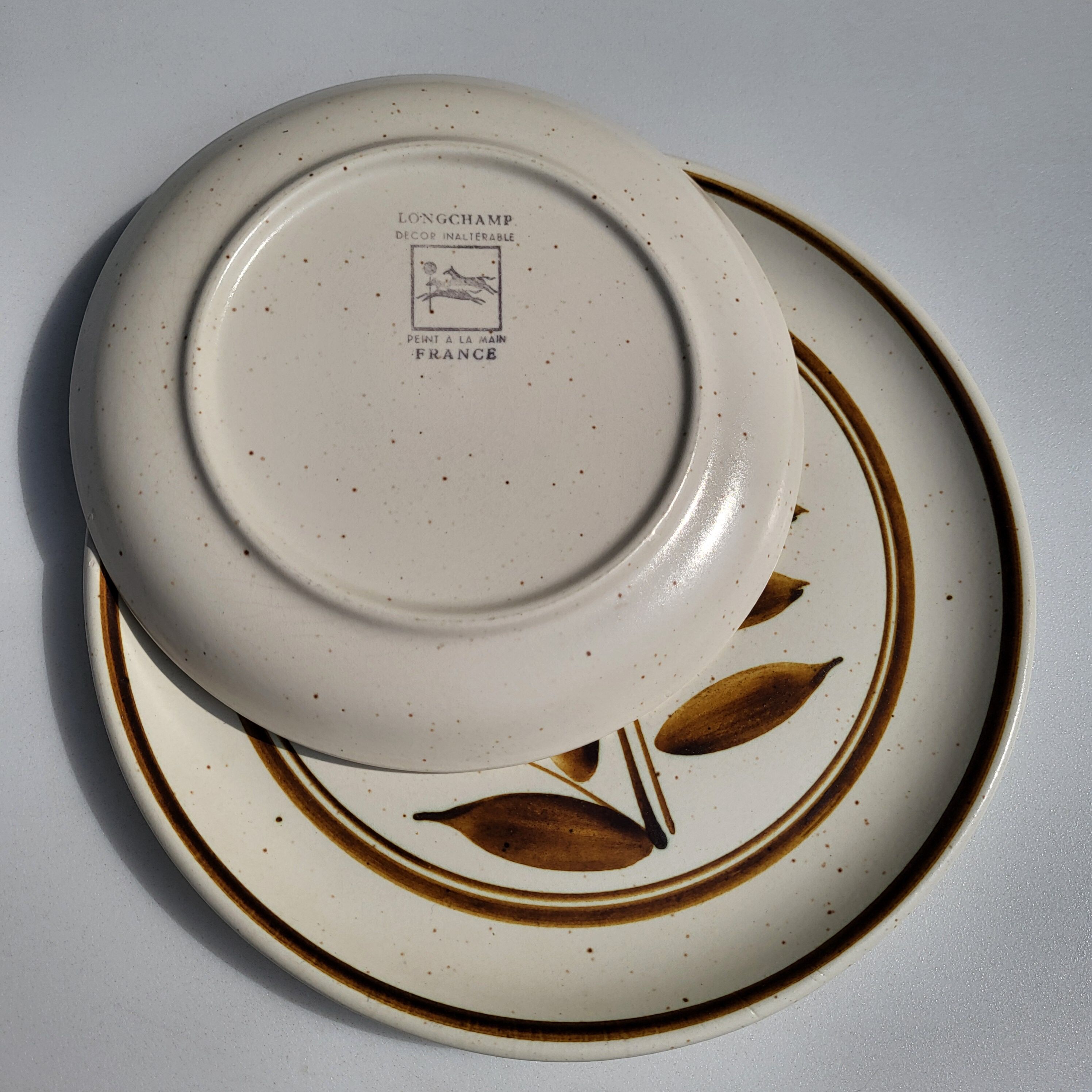 Duo d'assiettes en grès Longchamp marron à décor de fleurs