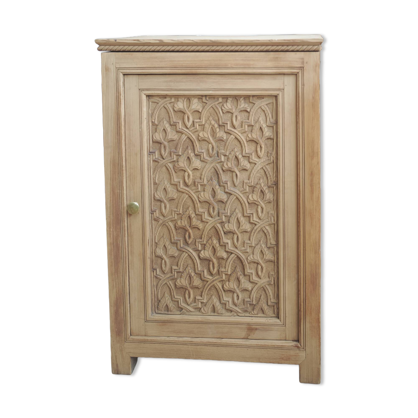 Wooden confiturer with a tray front, accent furniture.