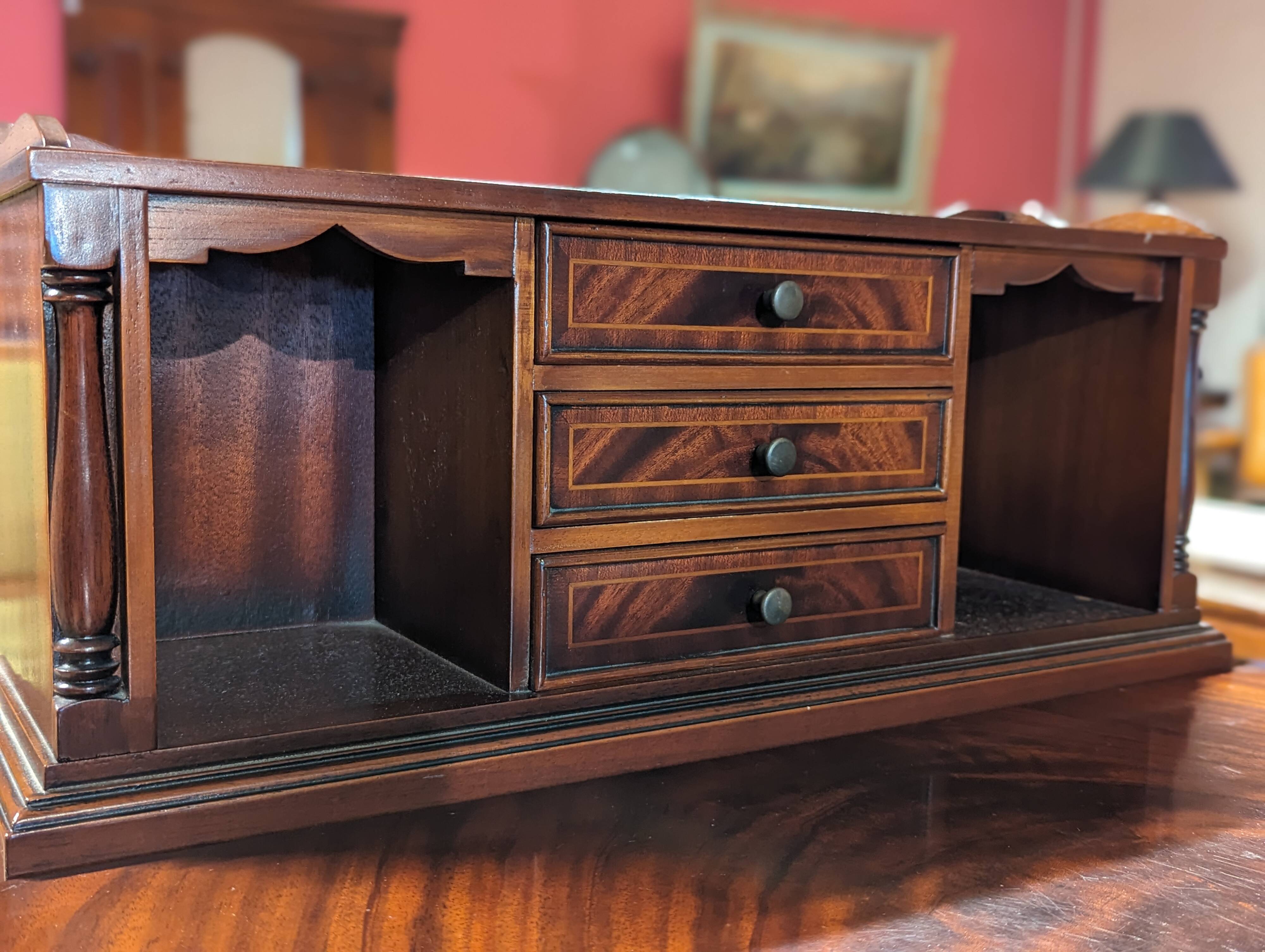 Small mahogany happiness of the day desk