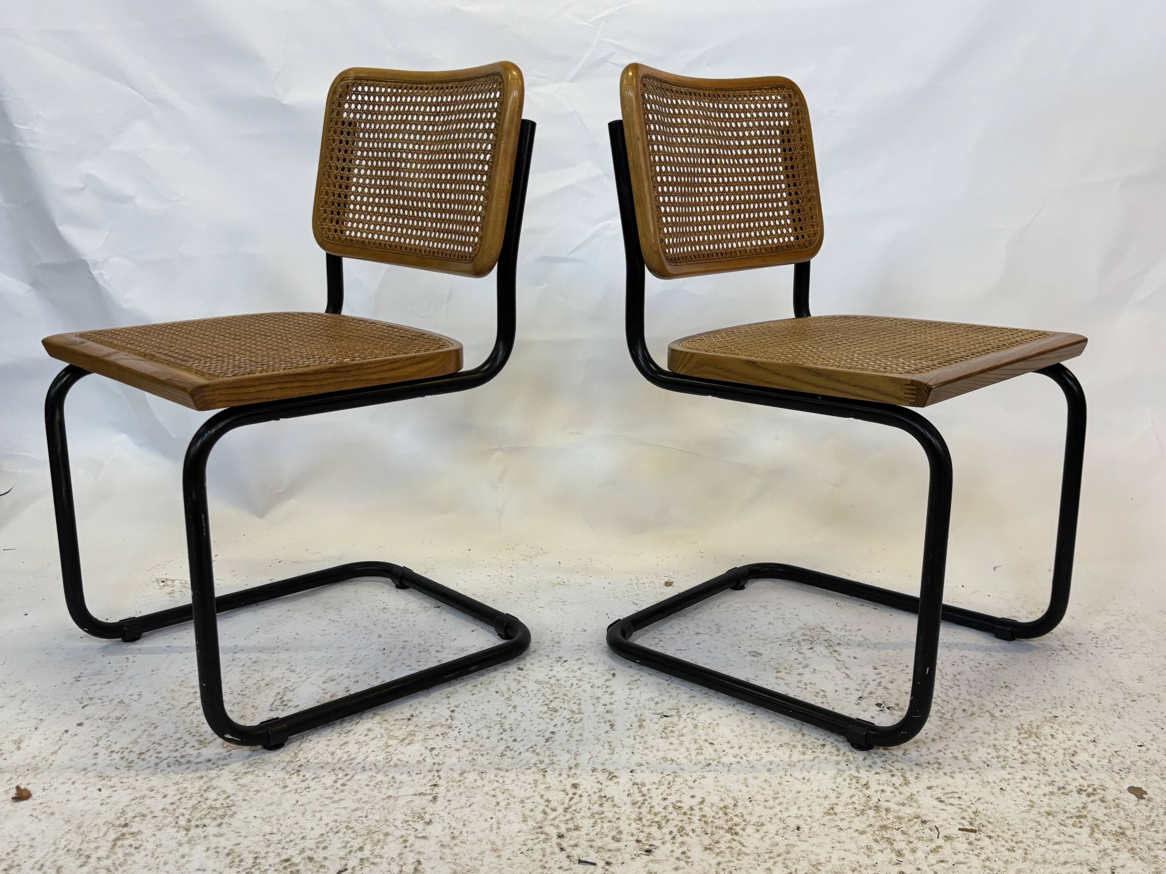Ensemble de 4 chaises Cesca B32 conçues par Marcel Breuer, cadre noir.