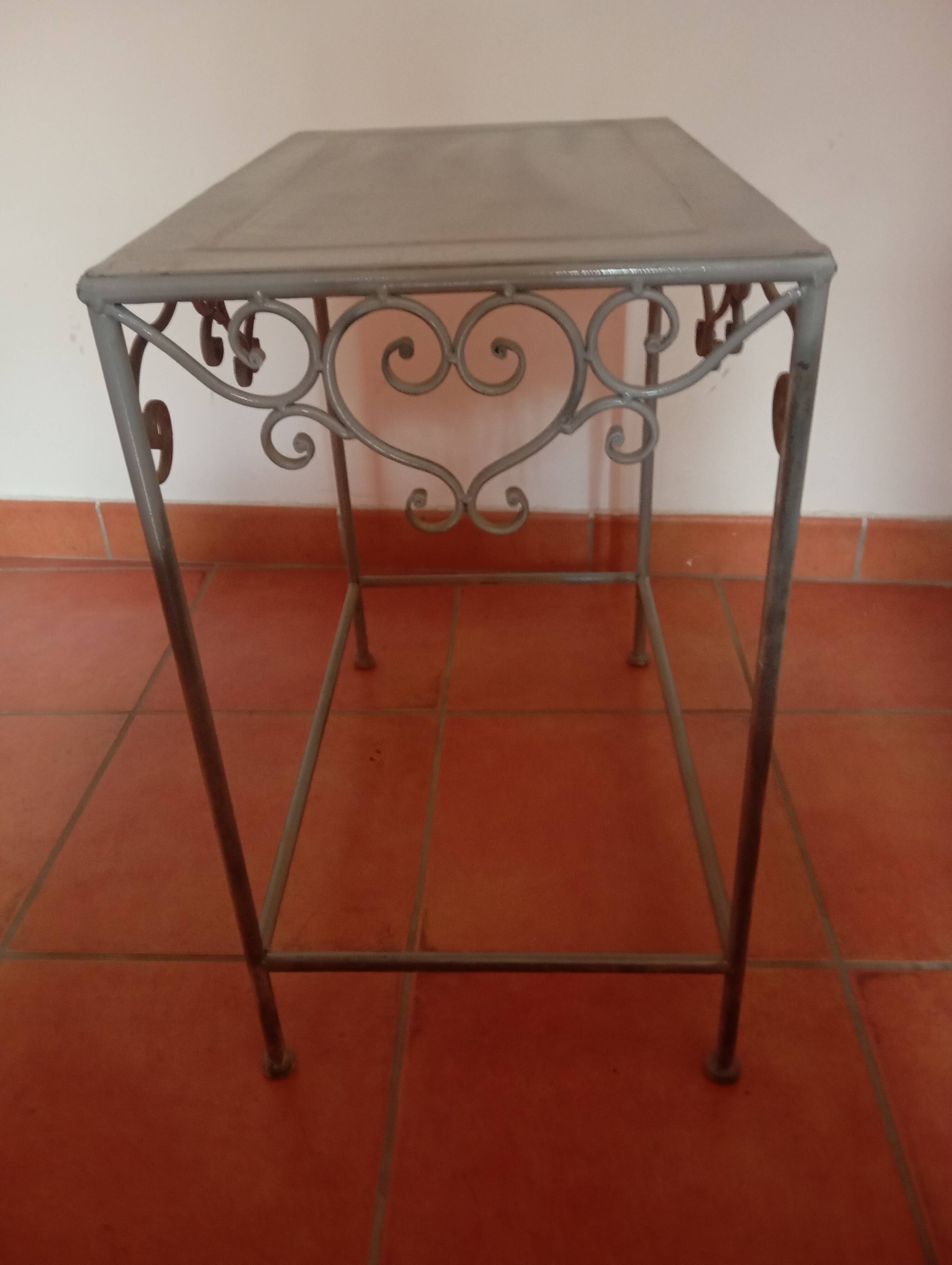(small) vintage metal table