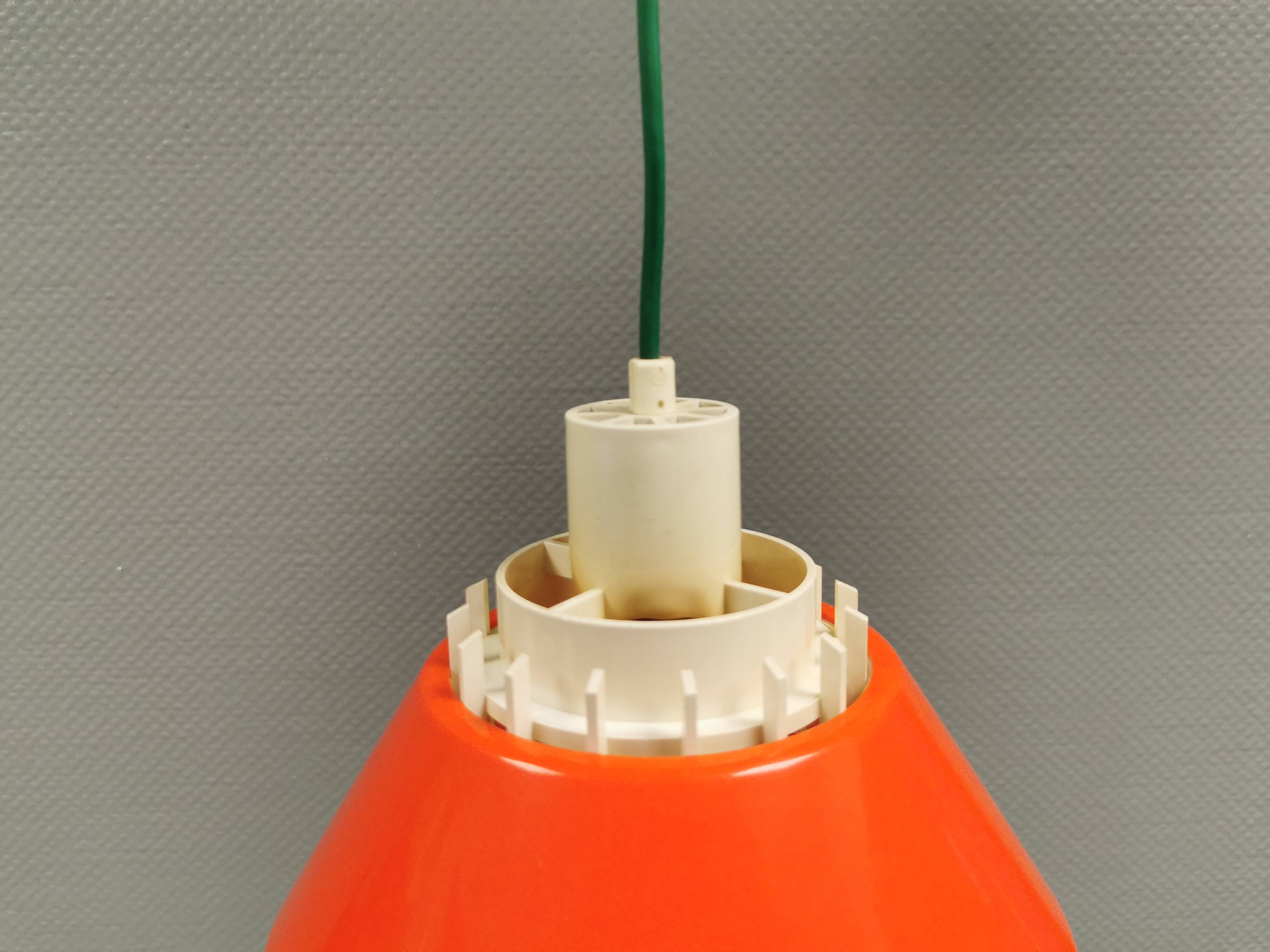 Un lampadaire orange en plastique ABS dur pressé. Danemark années 1970.