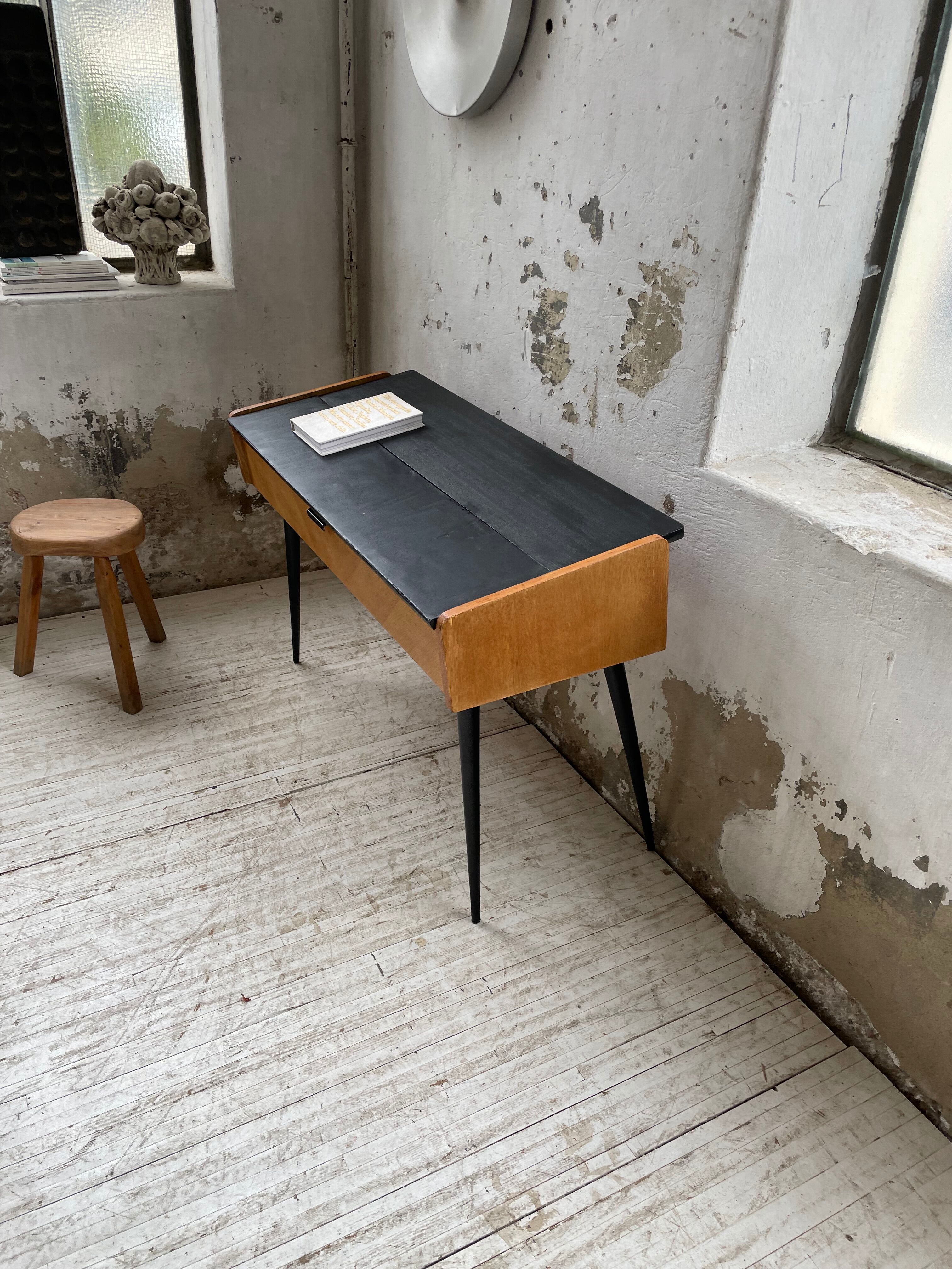 Console desktop feet compass 60s