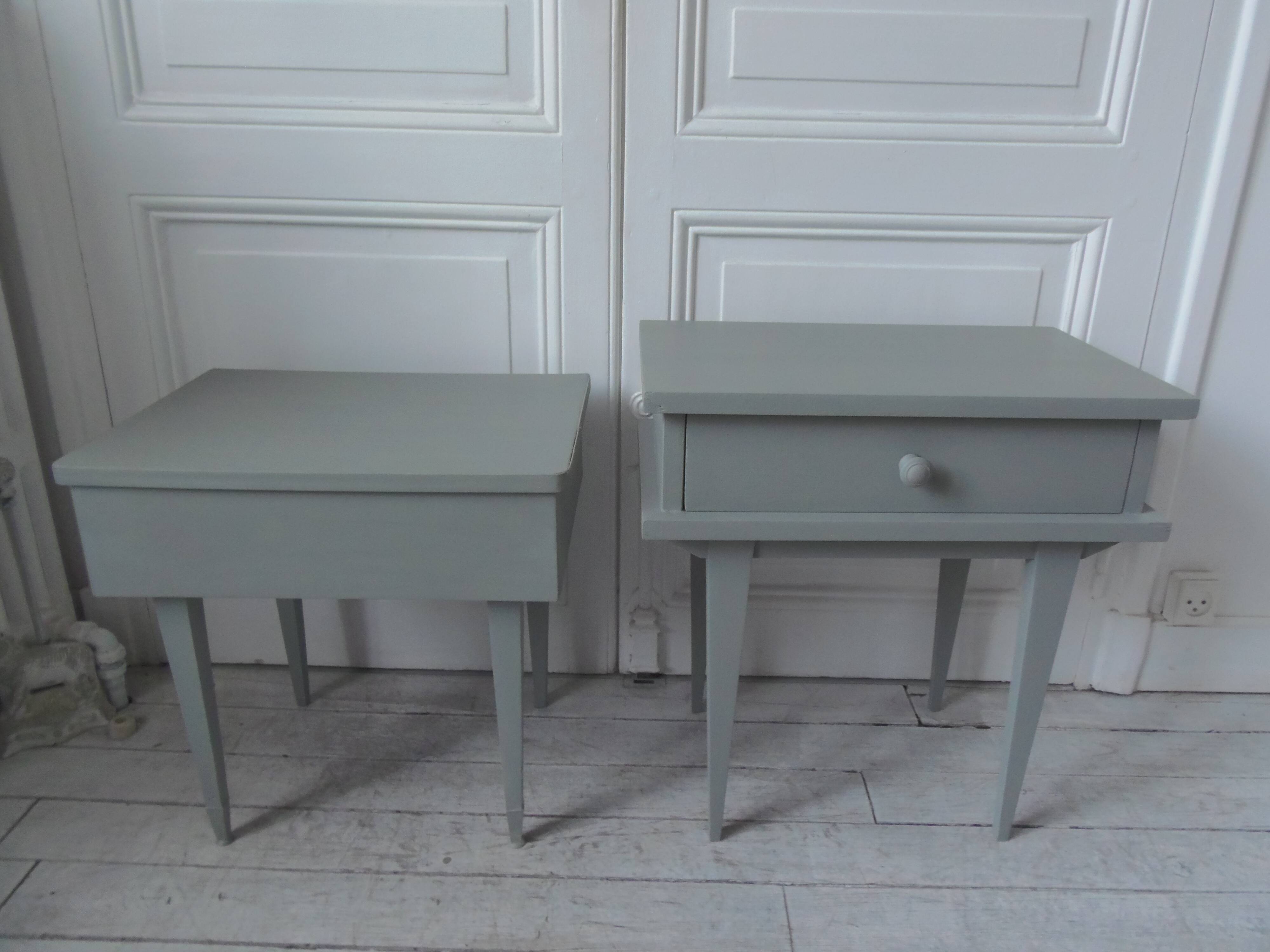 Duo de chevets, bouts de canapé vintage dépareillés vert de gris