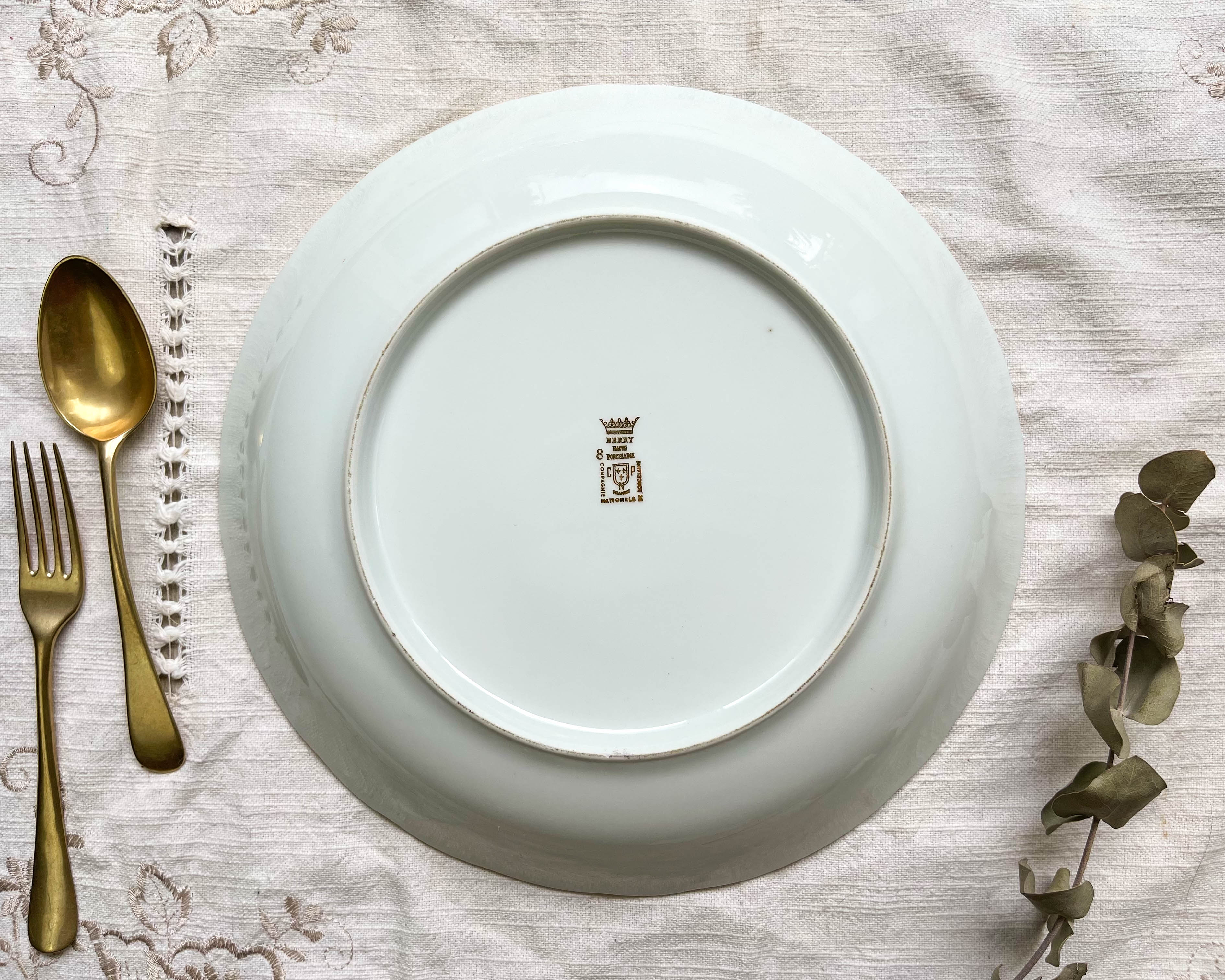 Hollow dish golden white porcelain berry