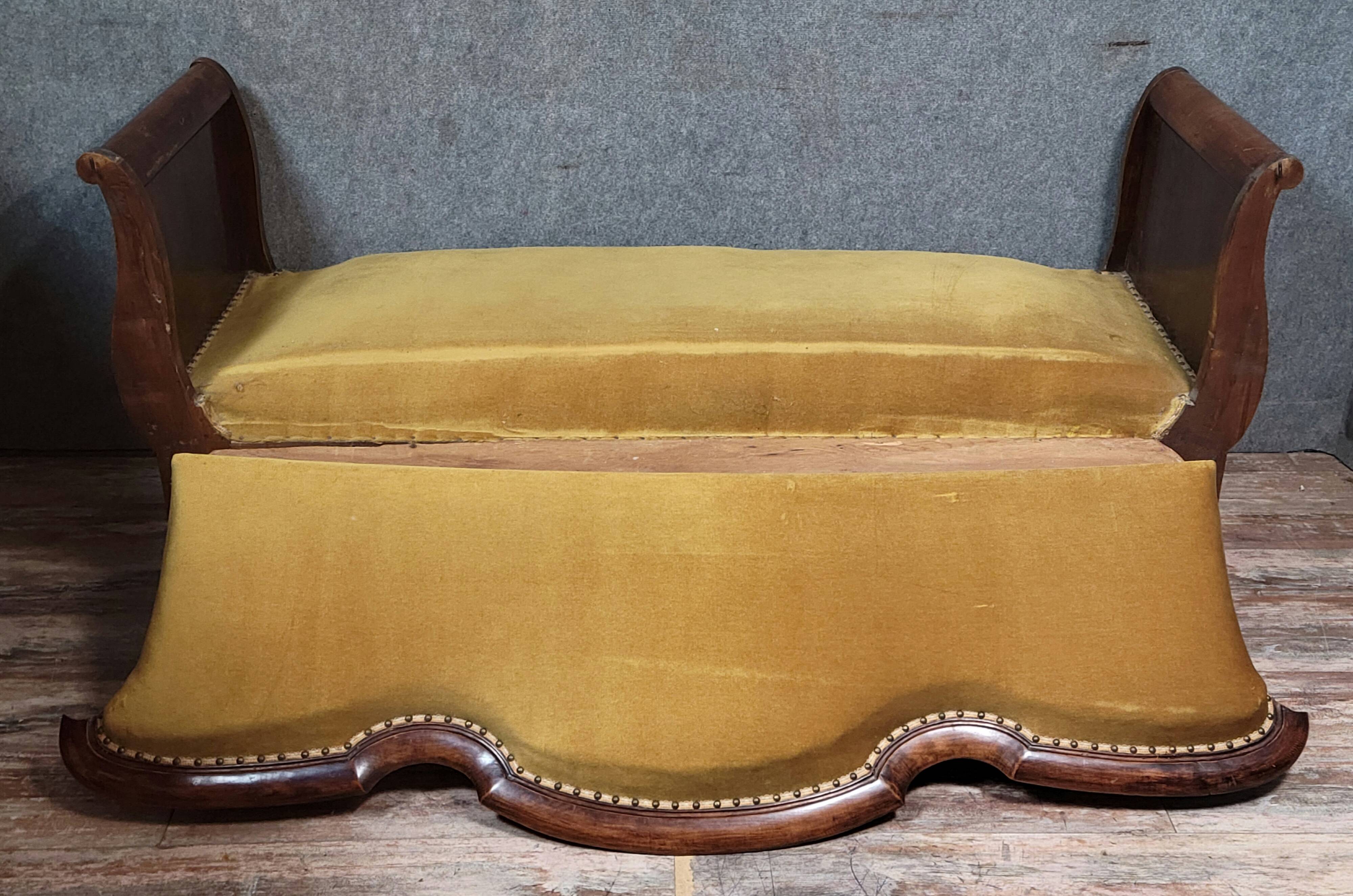 Canapé ancien en noyer massif d'époque Louis Philippe