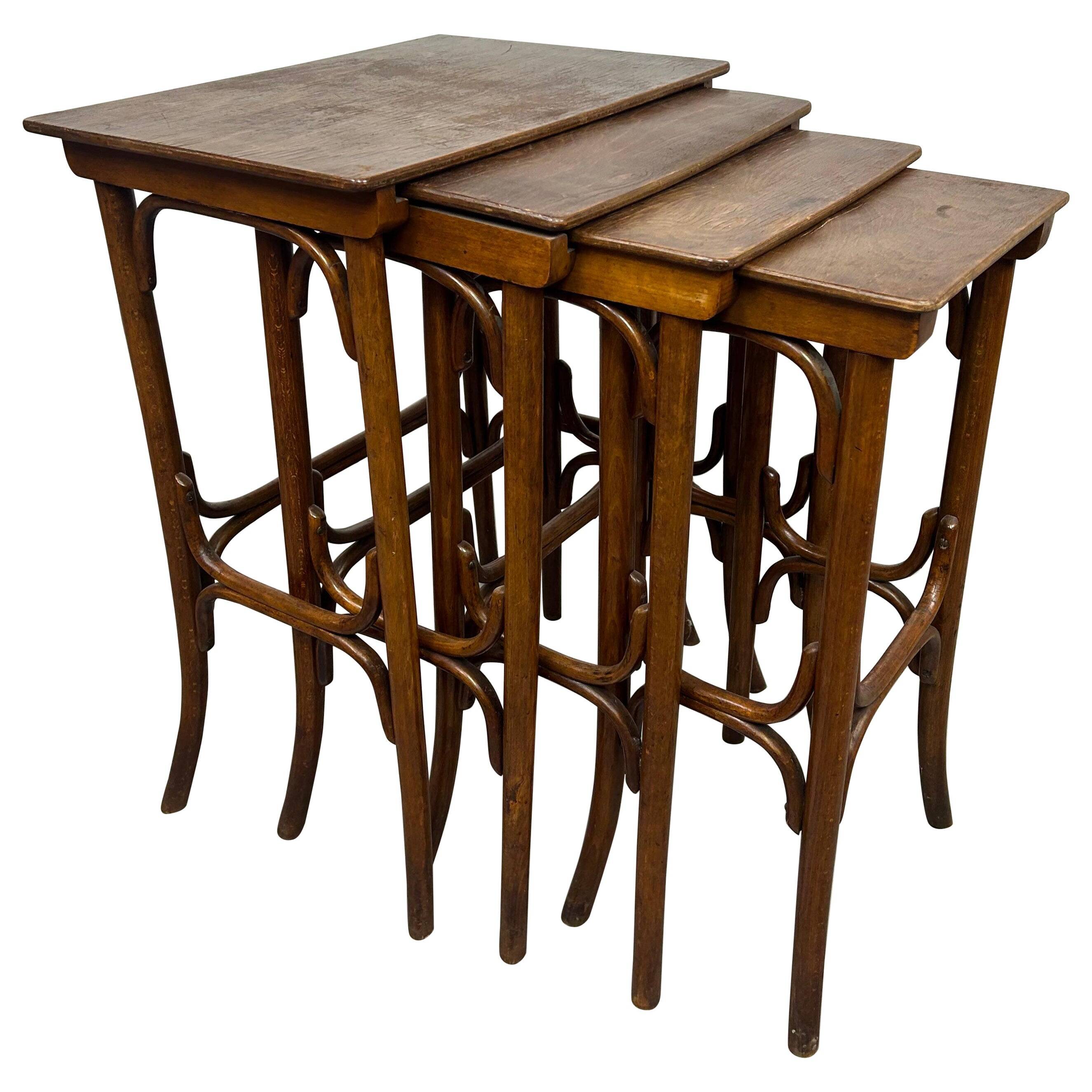 Tables gigognes en bois courbé par Thonet