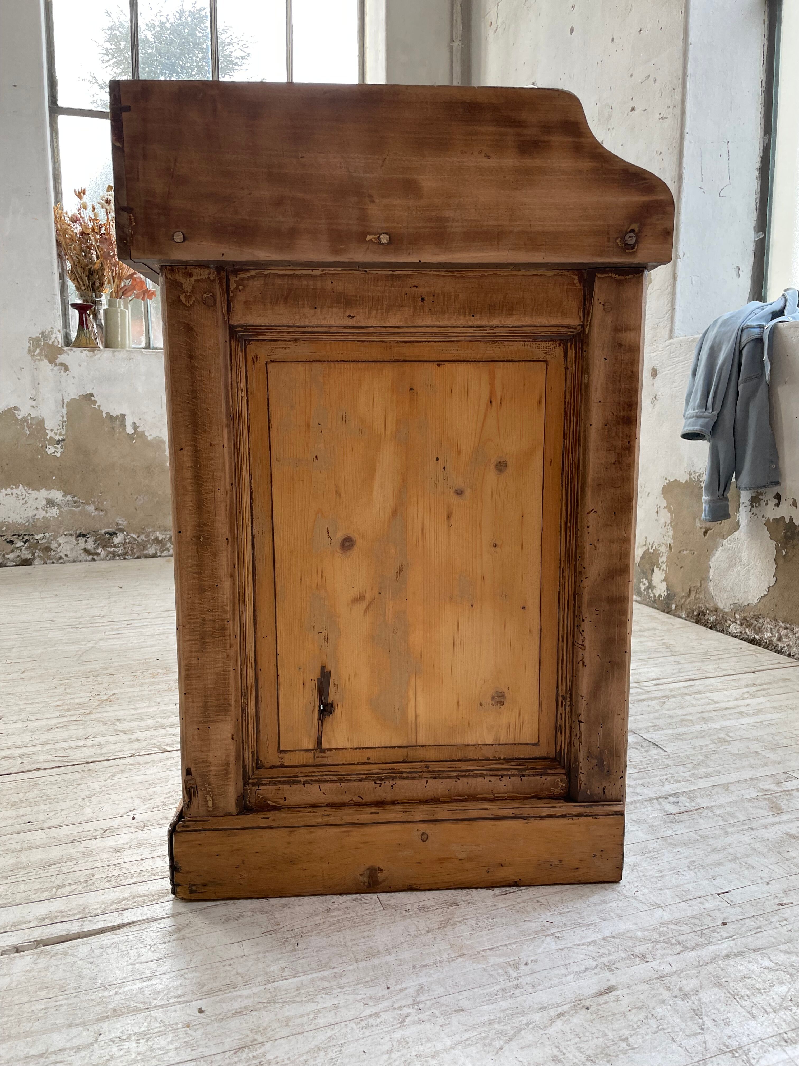 Trading counter central island pine