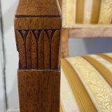 Fauteuil Directoire en hêtre or et tapisserie blanche France 19ème