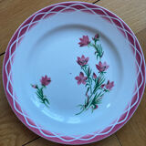 Flat plates Aude Sarreguemines with a rose flower design.
