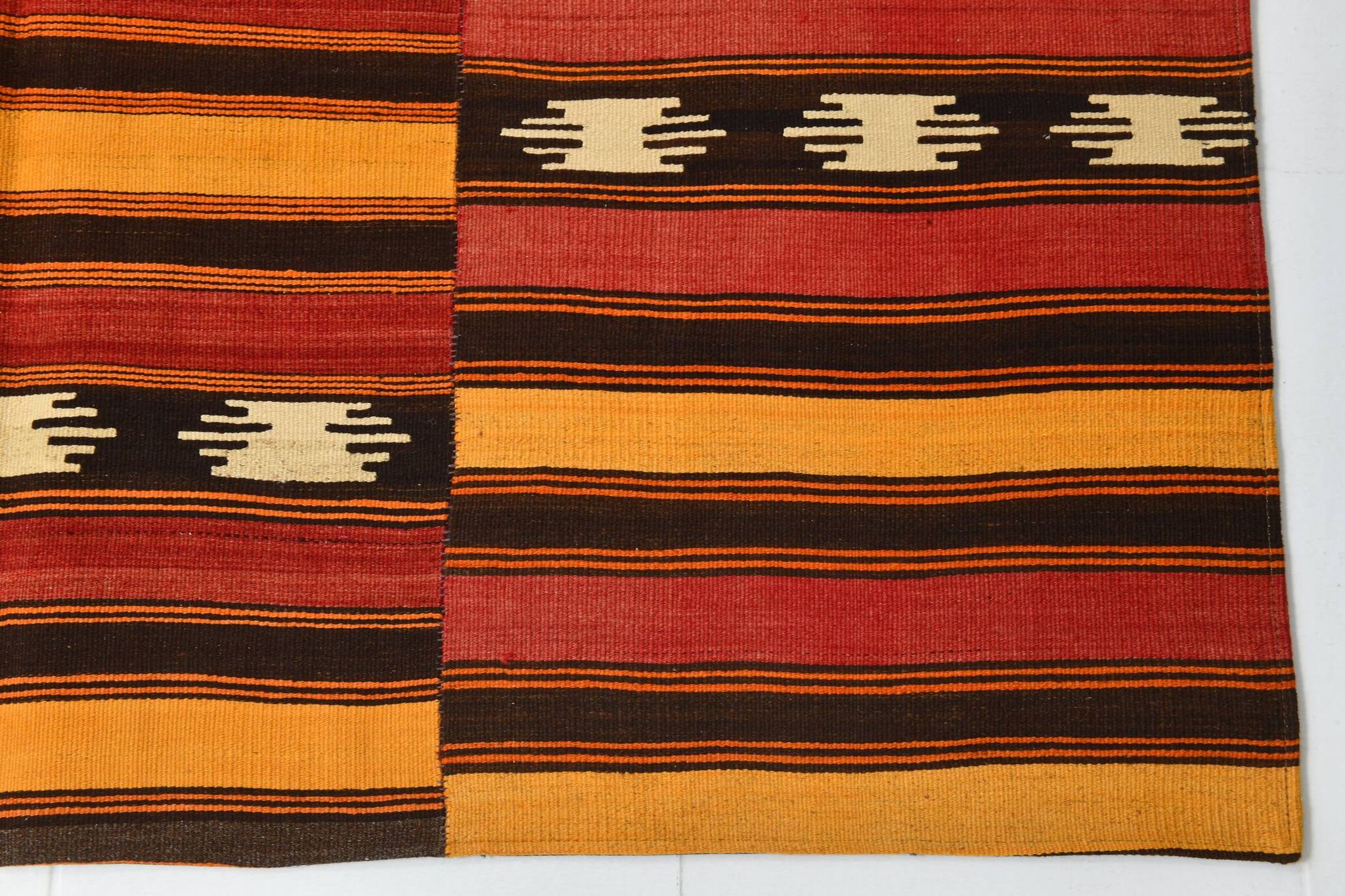 Tapis kilim ethnique turc rouge et orange, 173 x 225 cm