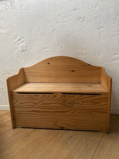 Natural wood bench chest