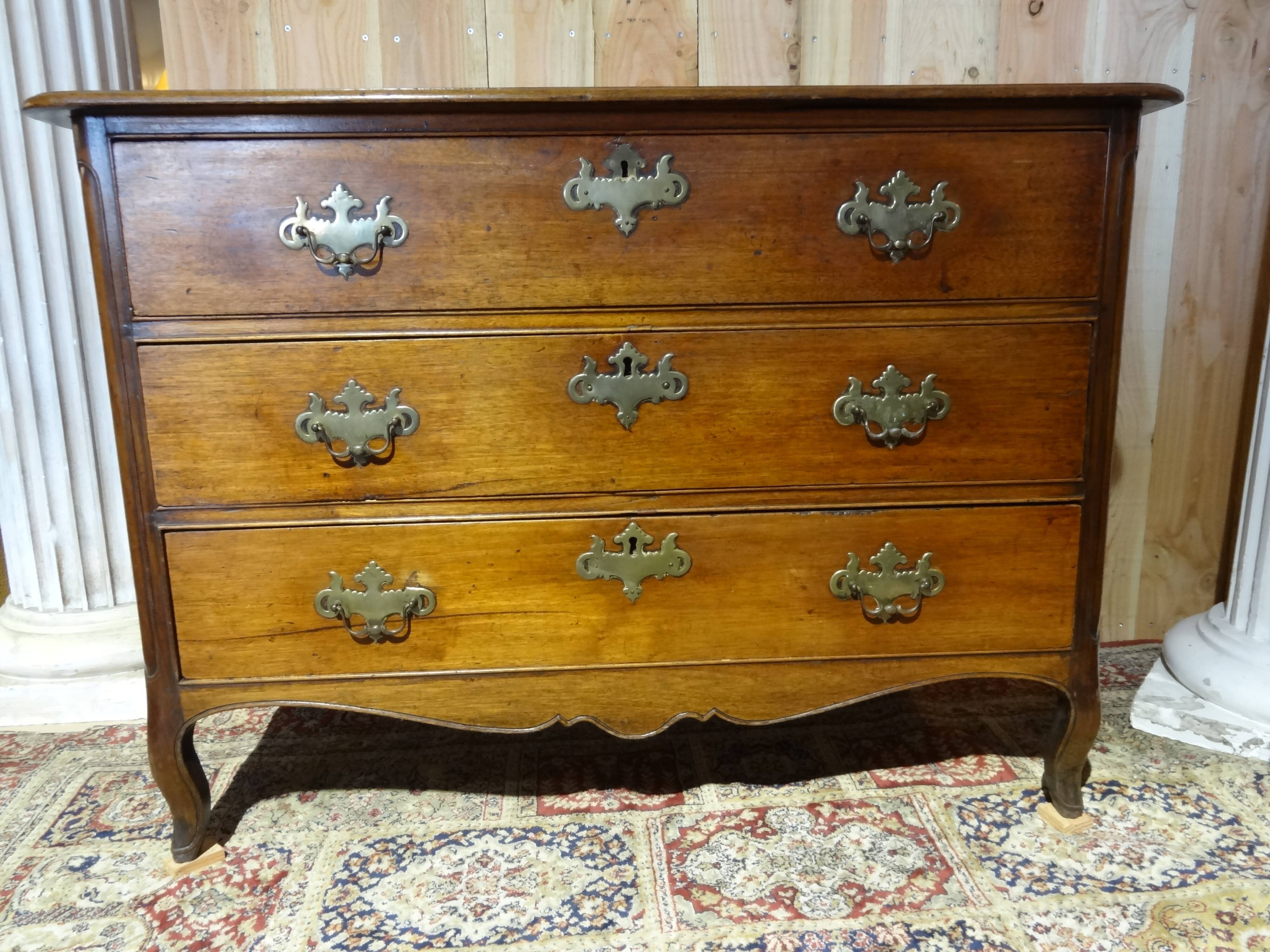 Late 18th century chest of drawers in light mahogany
