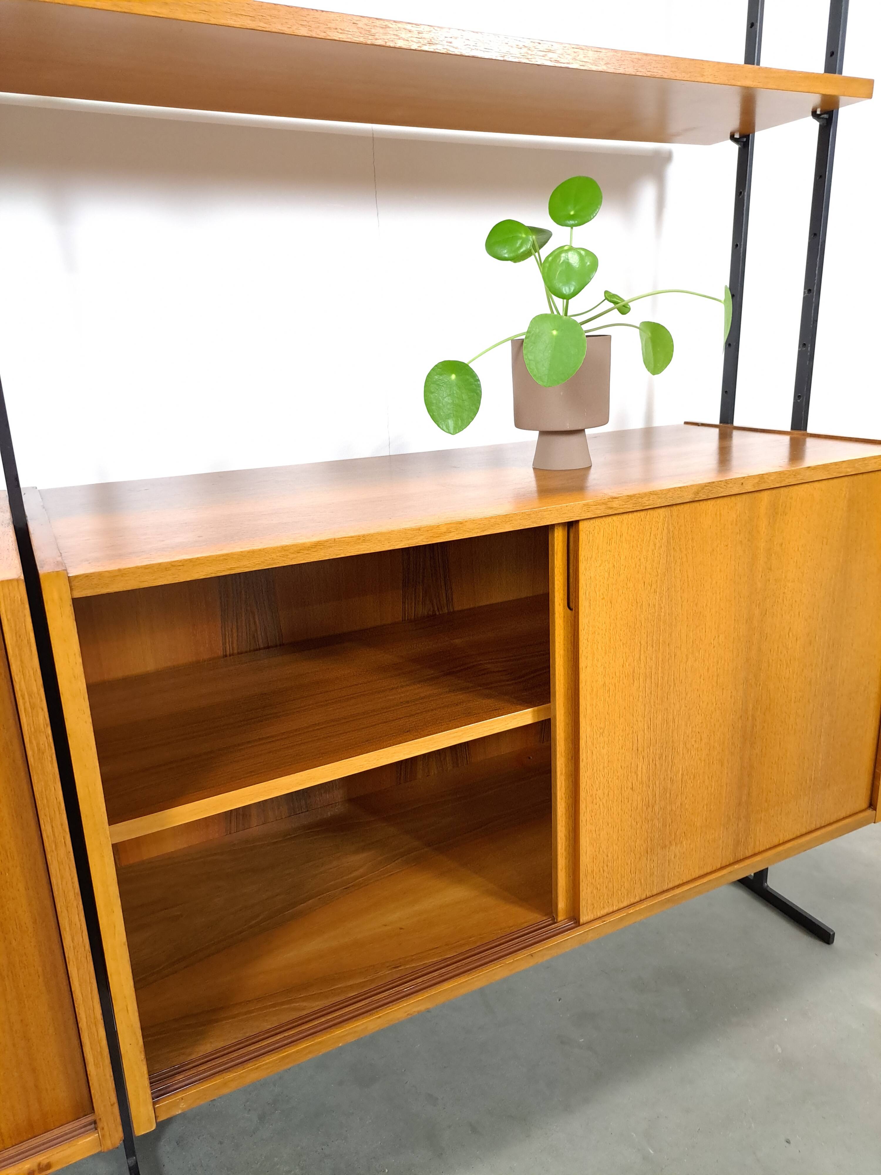 Modulair Omnia wandsysteem, Hilker, teak en zwart staal met legplanken