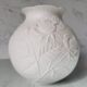Vase boule roses porcelaine blanche