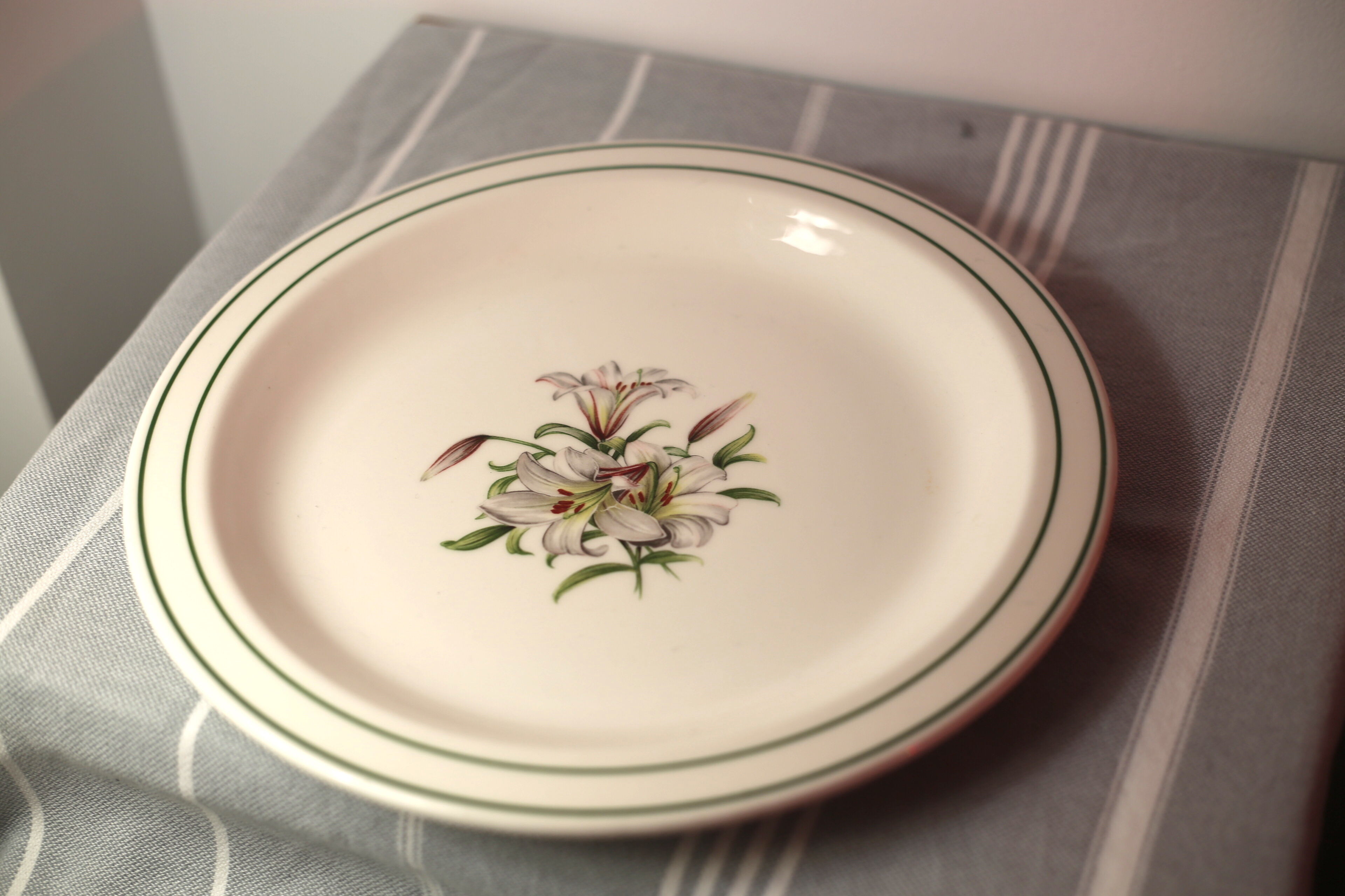 Hand-decorated dish, green line and white fleur-de-lis