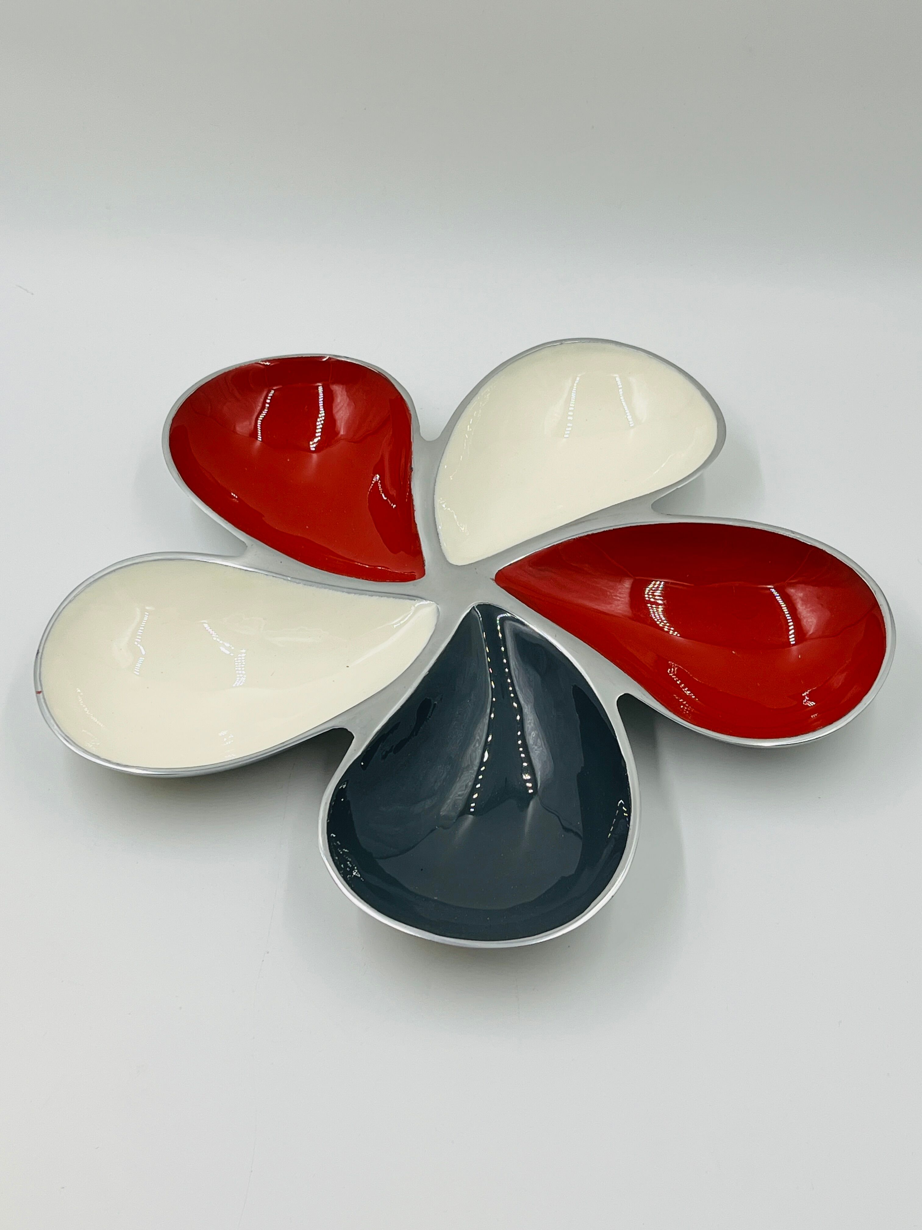 Vintage enamelled solid aluminium aperitif plate Flower 39cm